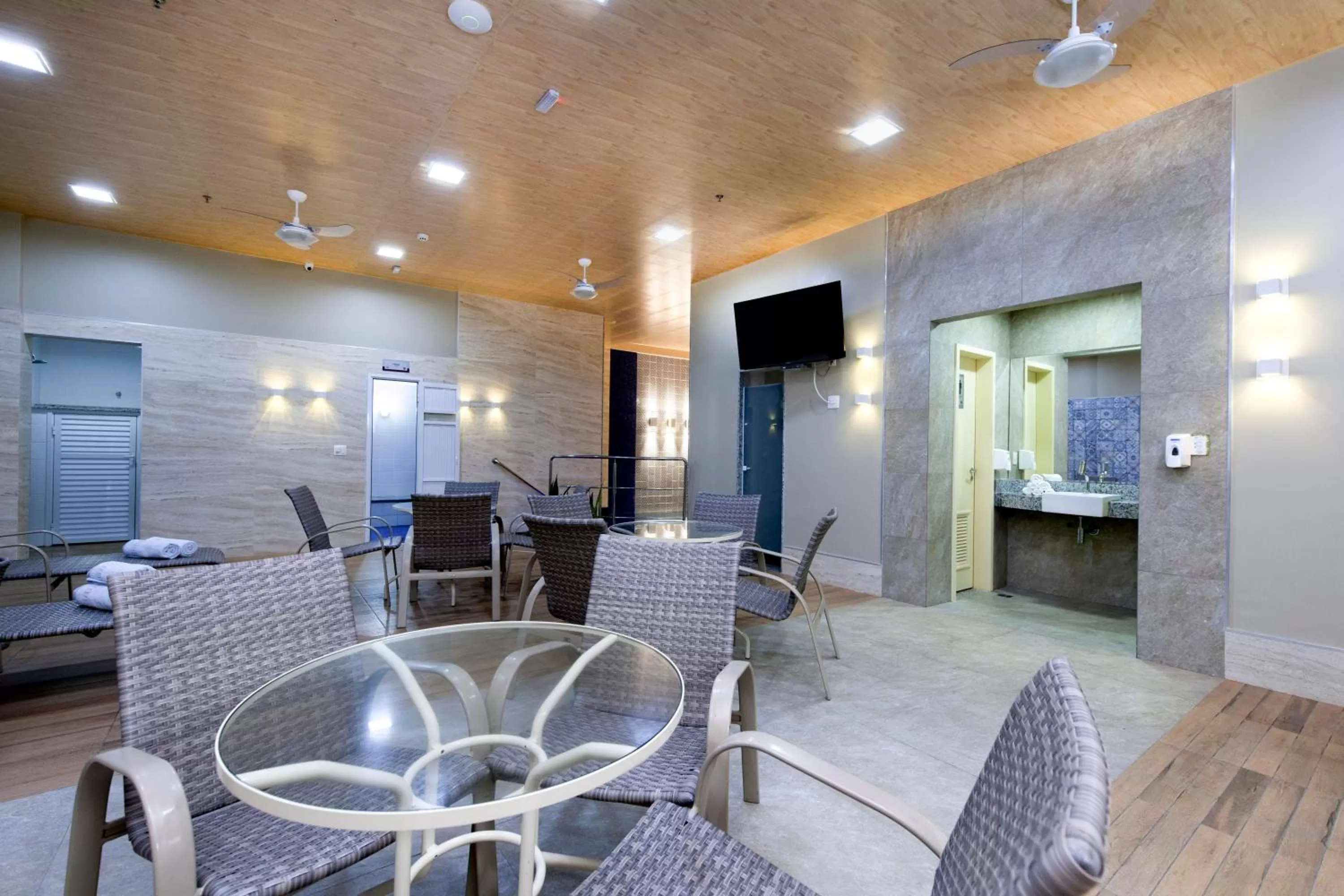 Swimming pool in Comfort Suites Macaé