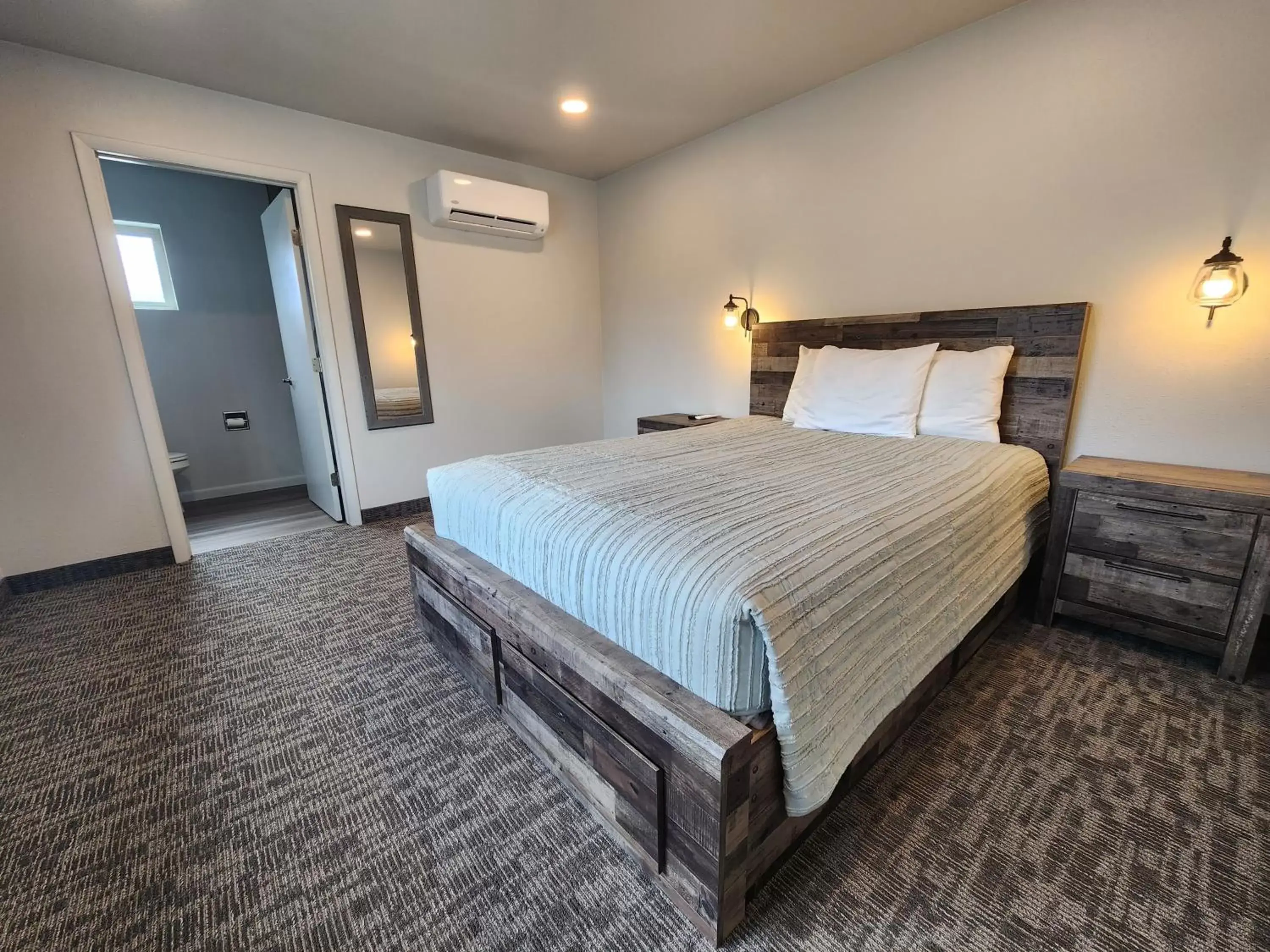 Bedroom, Bed in Aquarius Inn