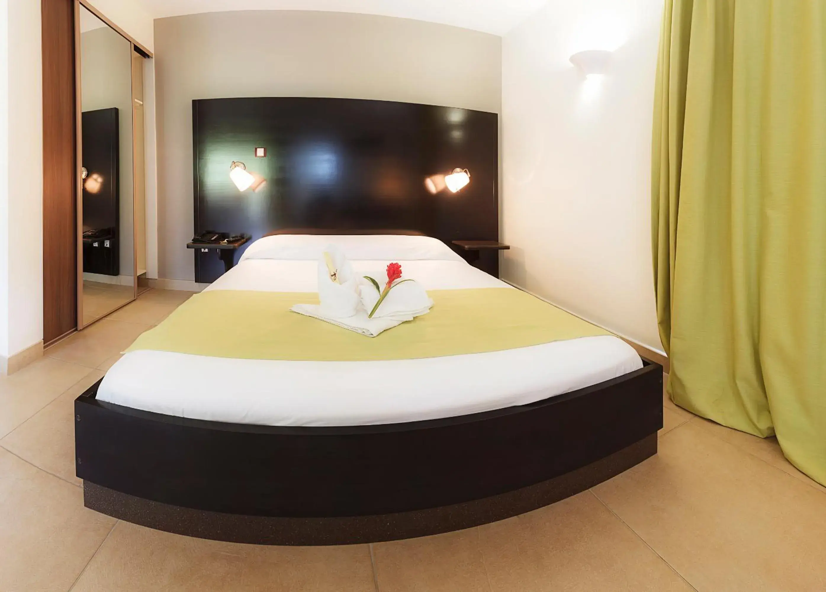 Small Double Room in Tama Hotel