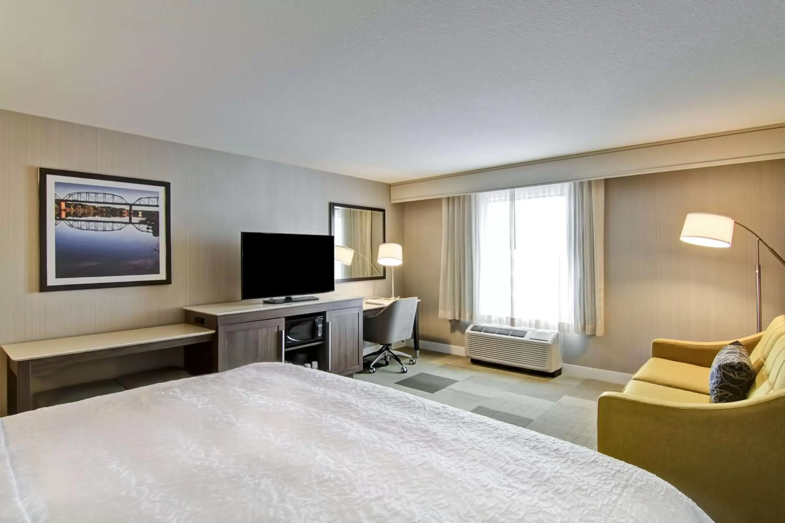 Bedroom, TV/Entertainment Center in Hampton Inn & Suites by Hilton Saskatoon Airport