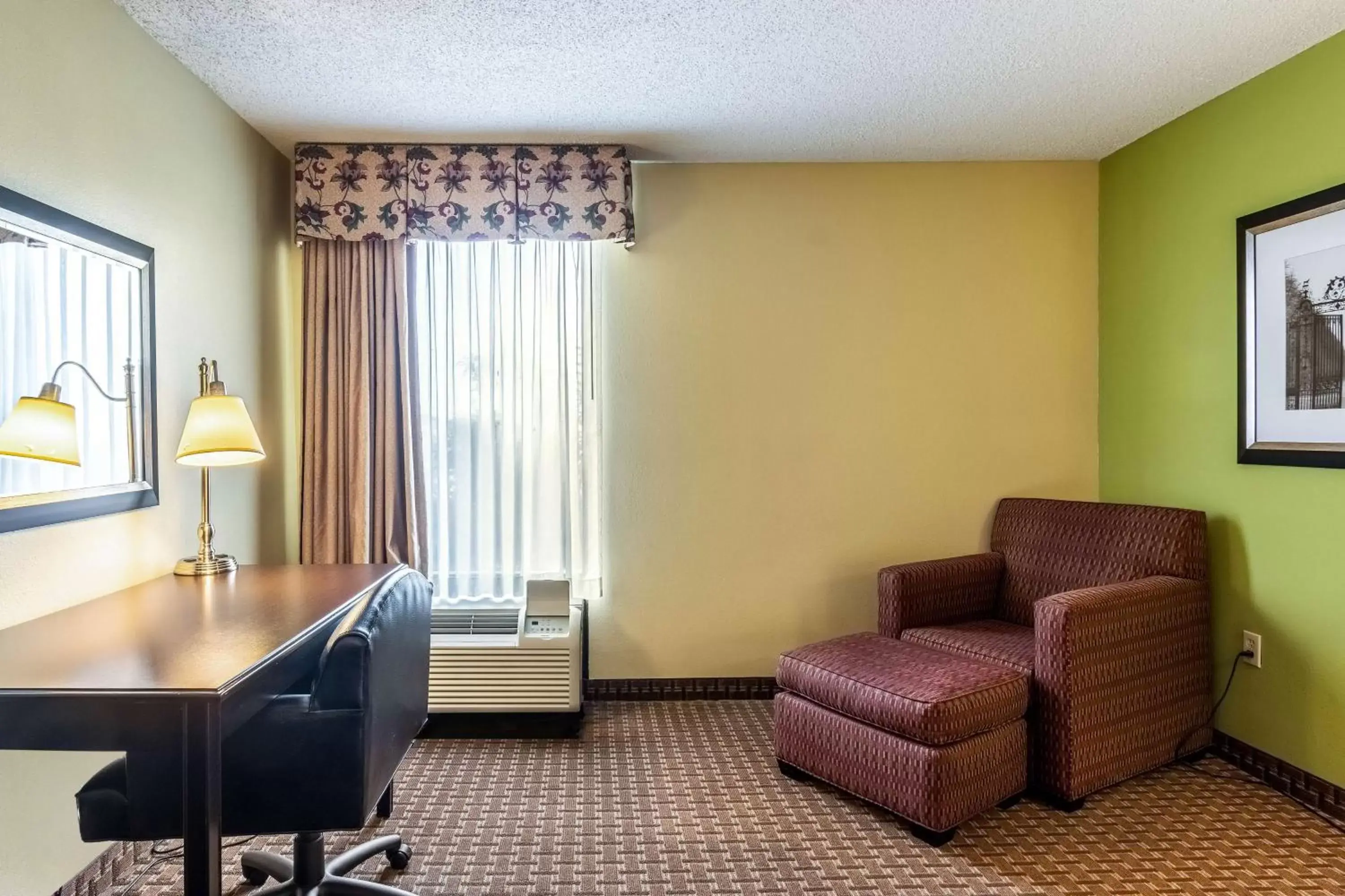 Photo of the whole room, Seating Area in Motel 6-Conway, AR