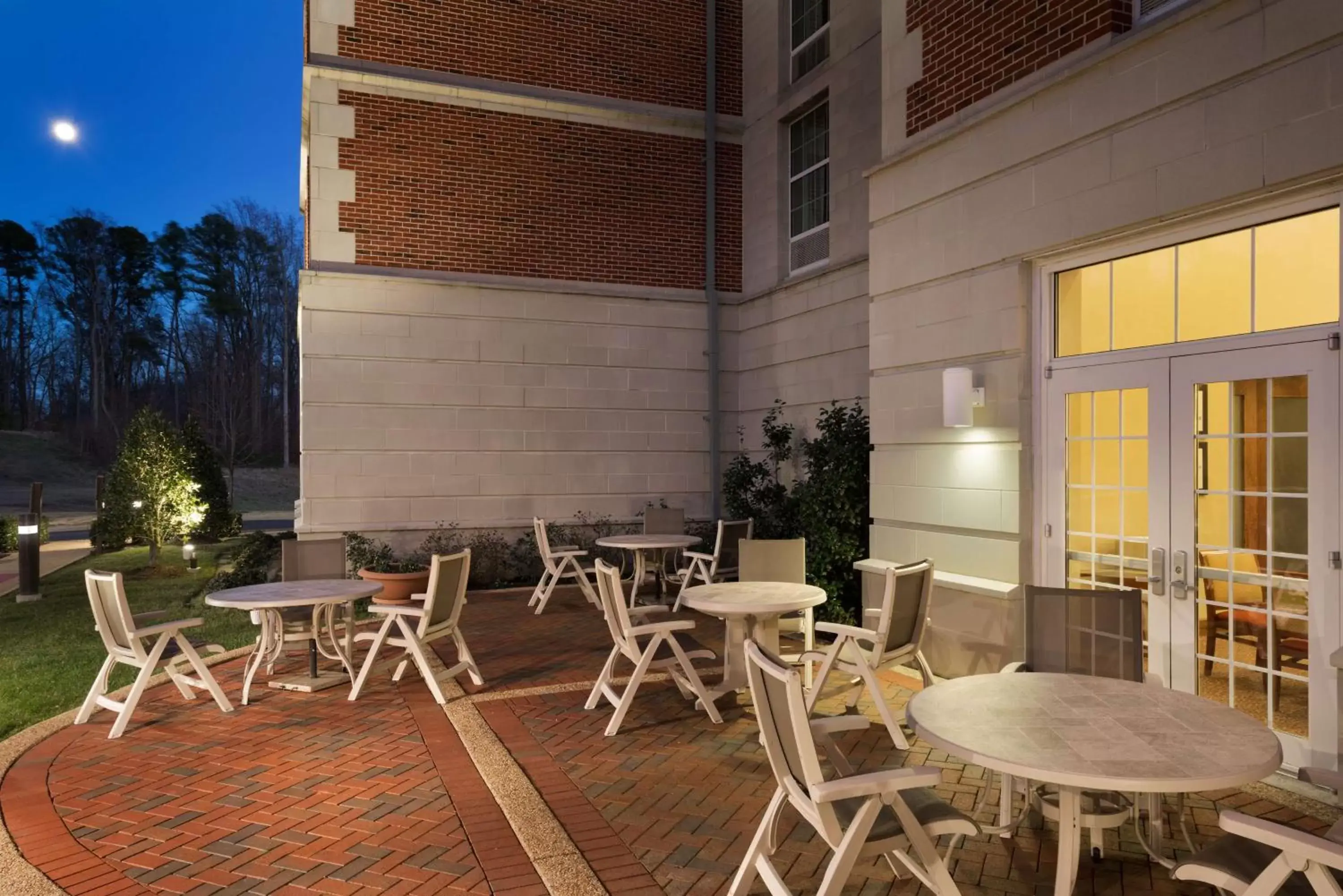 Pool view, Restaurant/Places to Eat in Hampton Inn & Suites Williamsburg-Central
