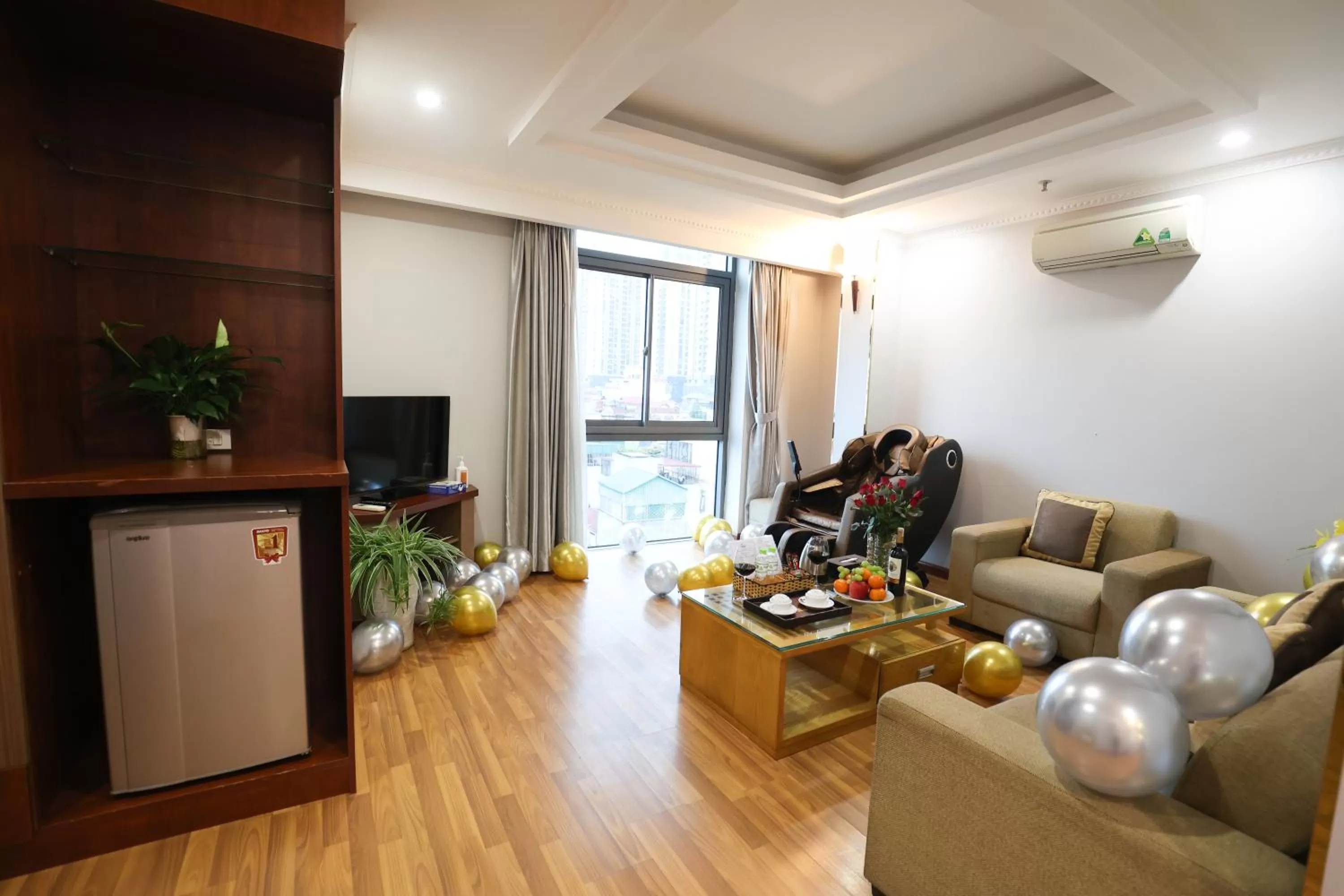 Communal lounge/ TV room in Gallant Hotel