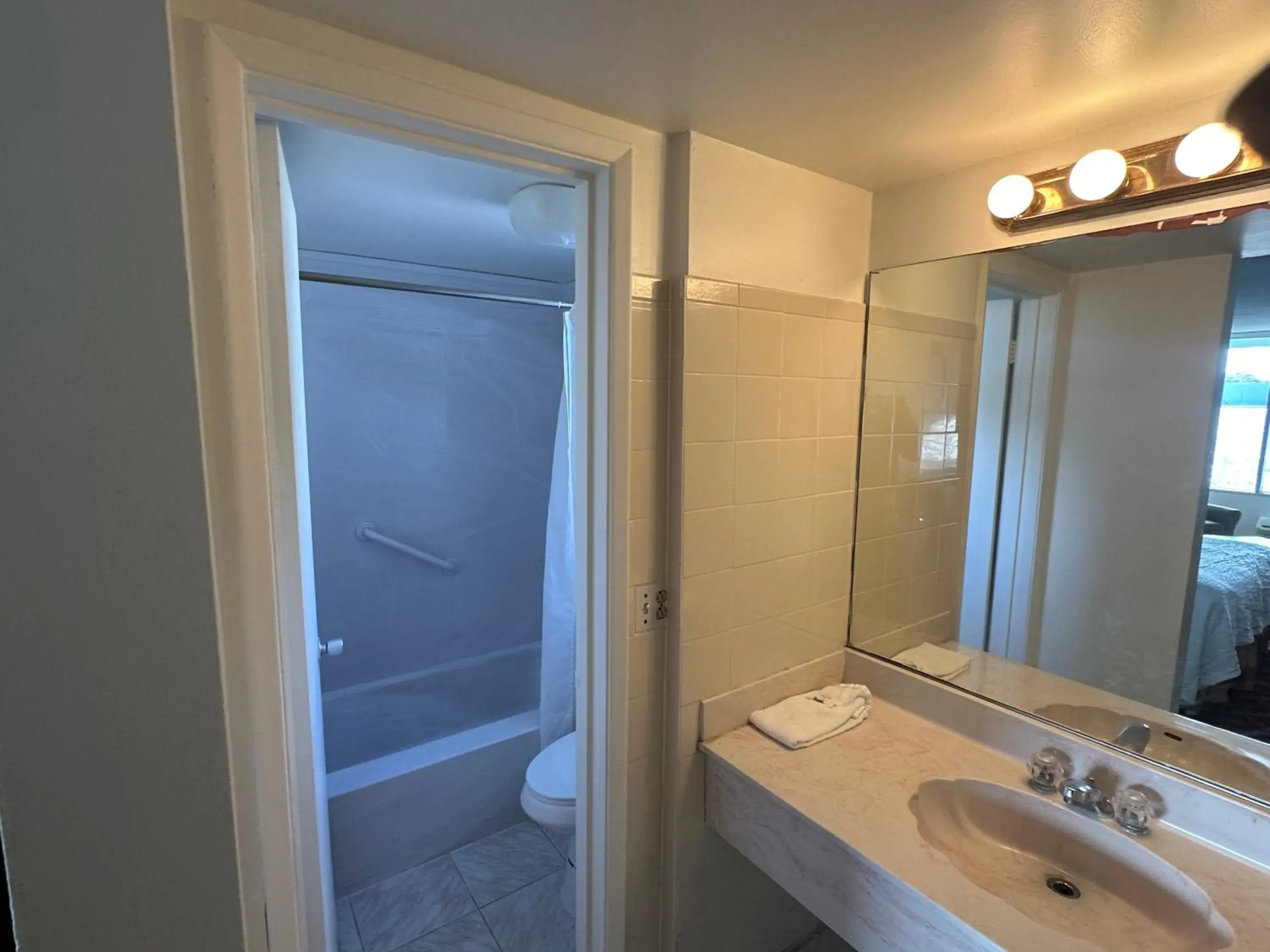 Shower, Bathroom in Boca Inn