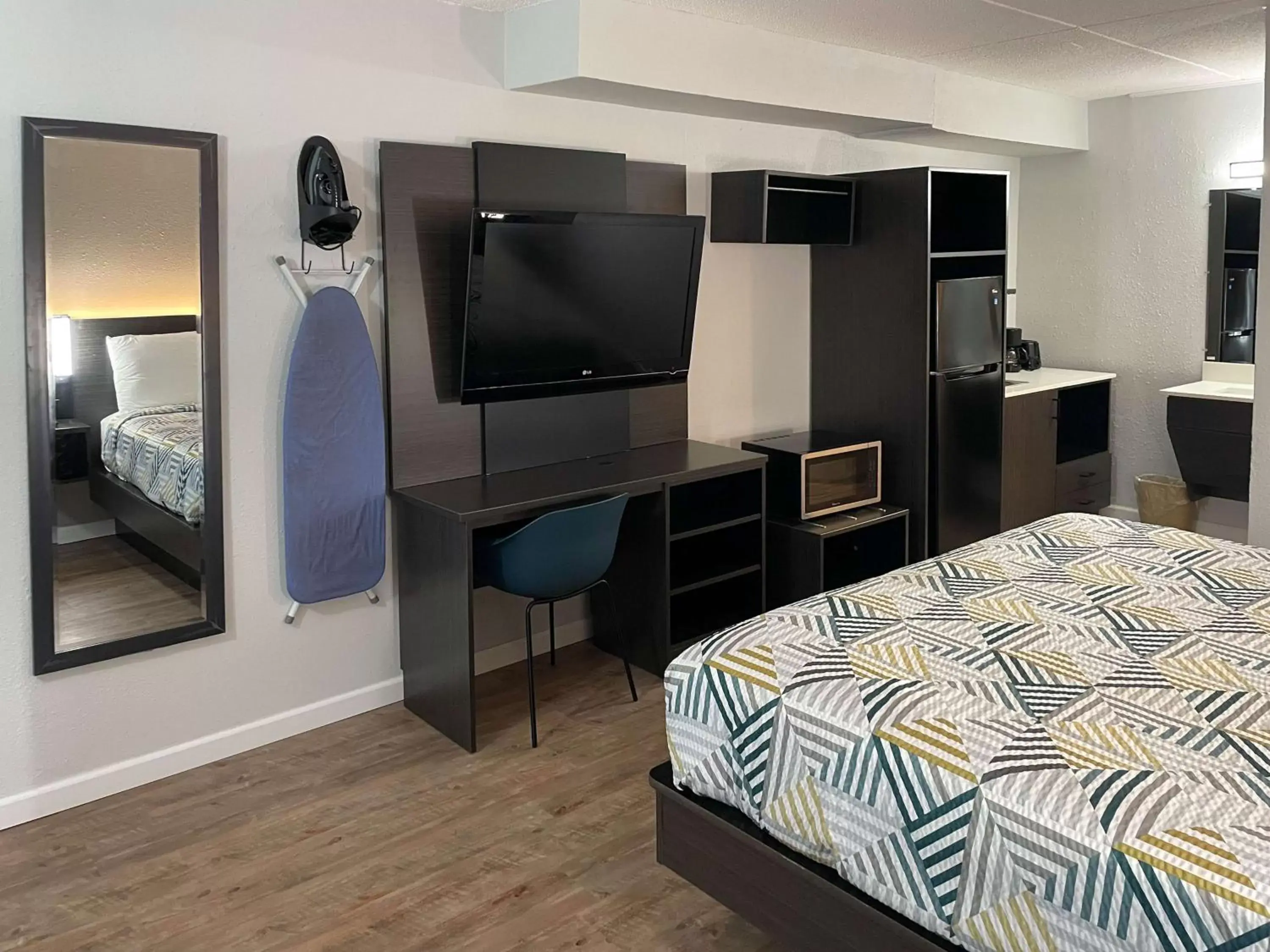 Bedroom, Bed in Studio 6 Vicksburg, MS- Downtown Bedroom, Bed in Studio 6 Vicksburg, MS- Downtown