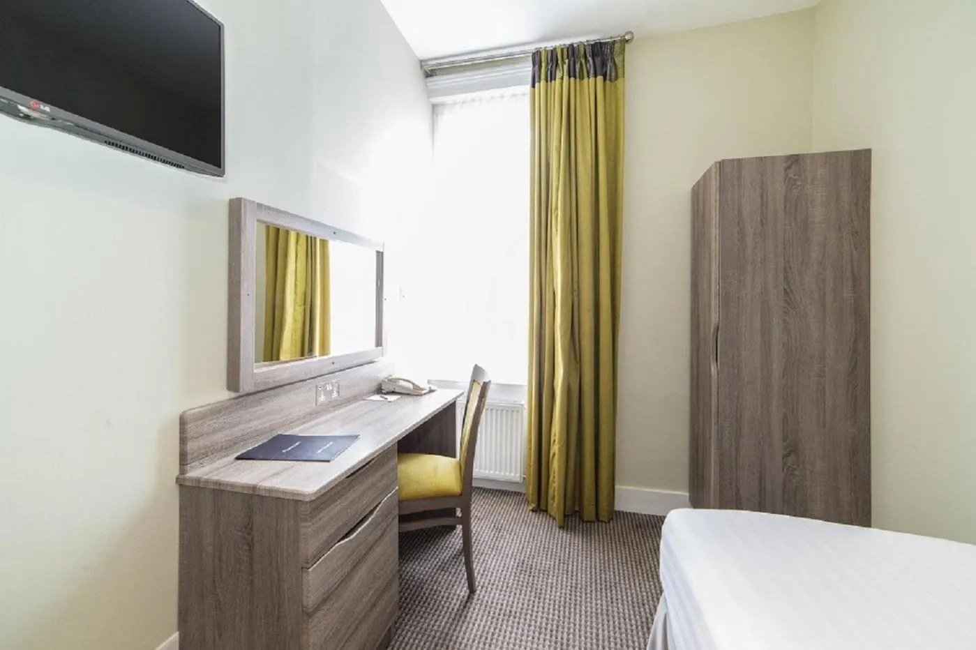 Bedroom, Bed in Phoenix Hotel