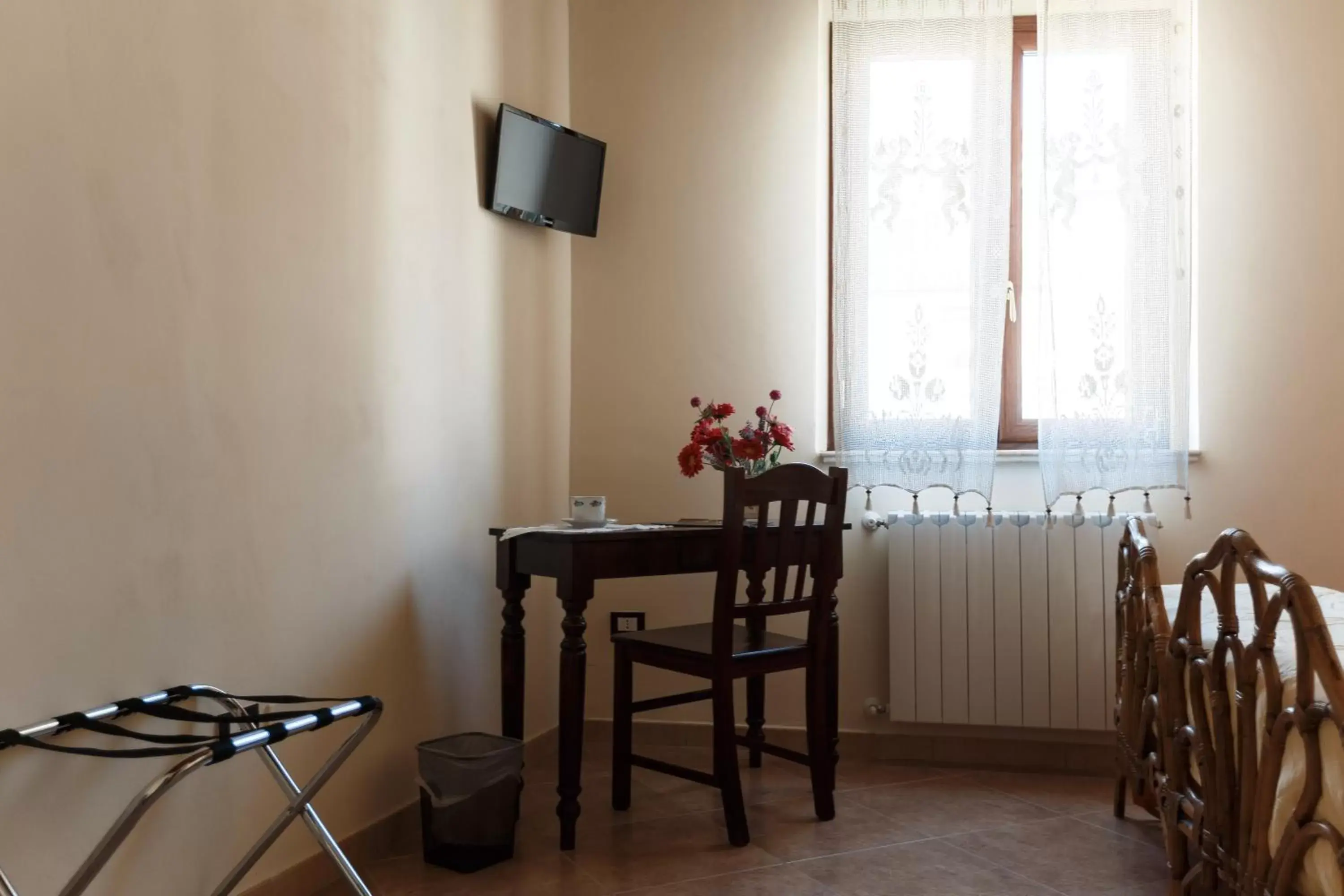 Bedroom, TV/Entertainment Center in B&B Batarà - "La Terrazza del Centro"