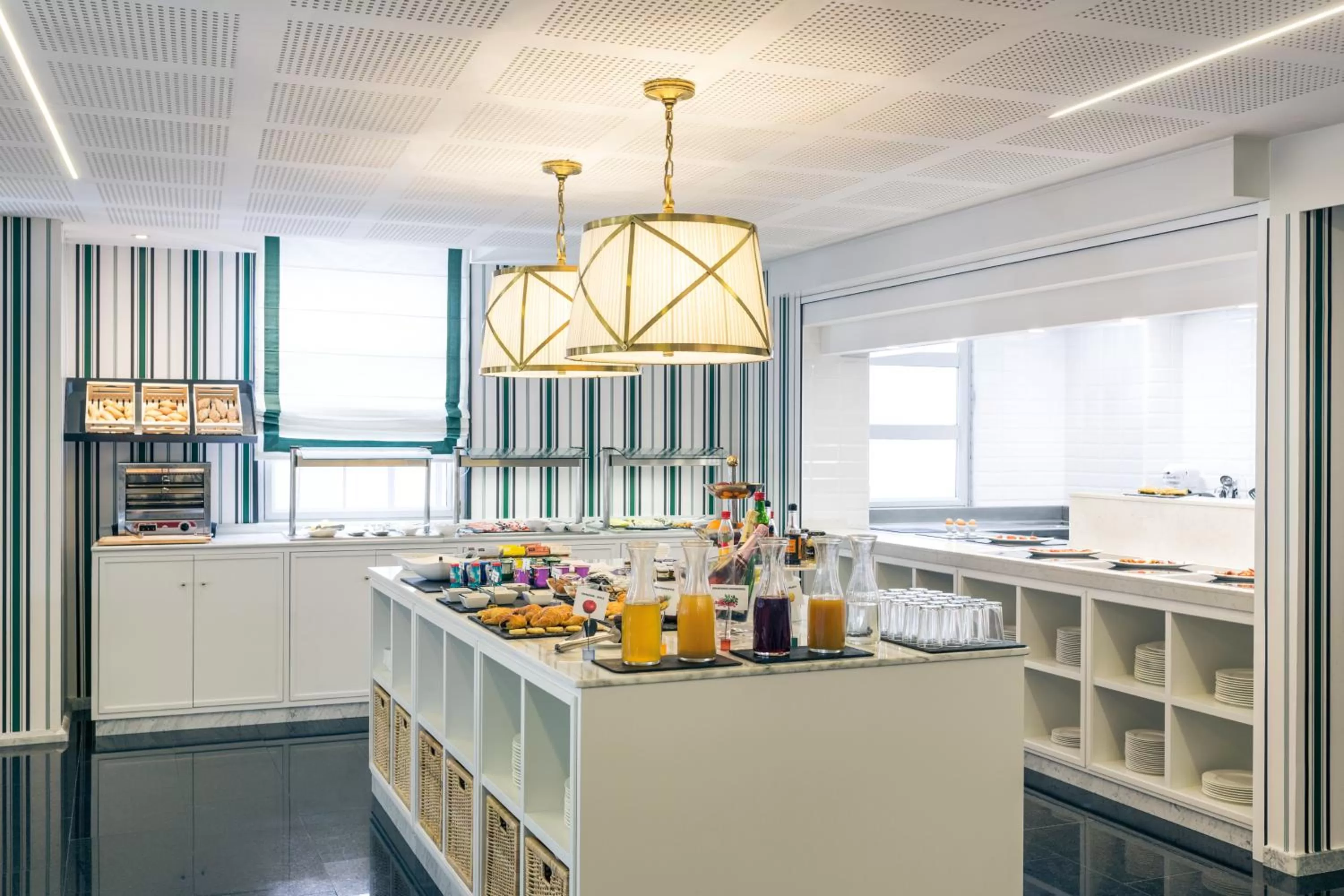 Buffet breakfast in Hotel Mercure Jardines de Albia