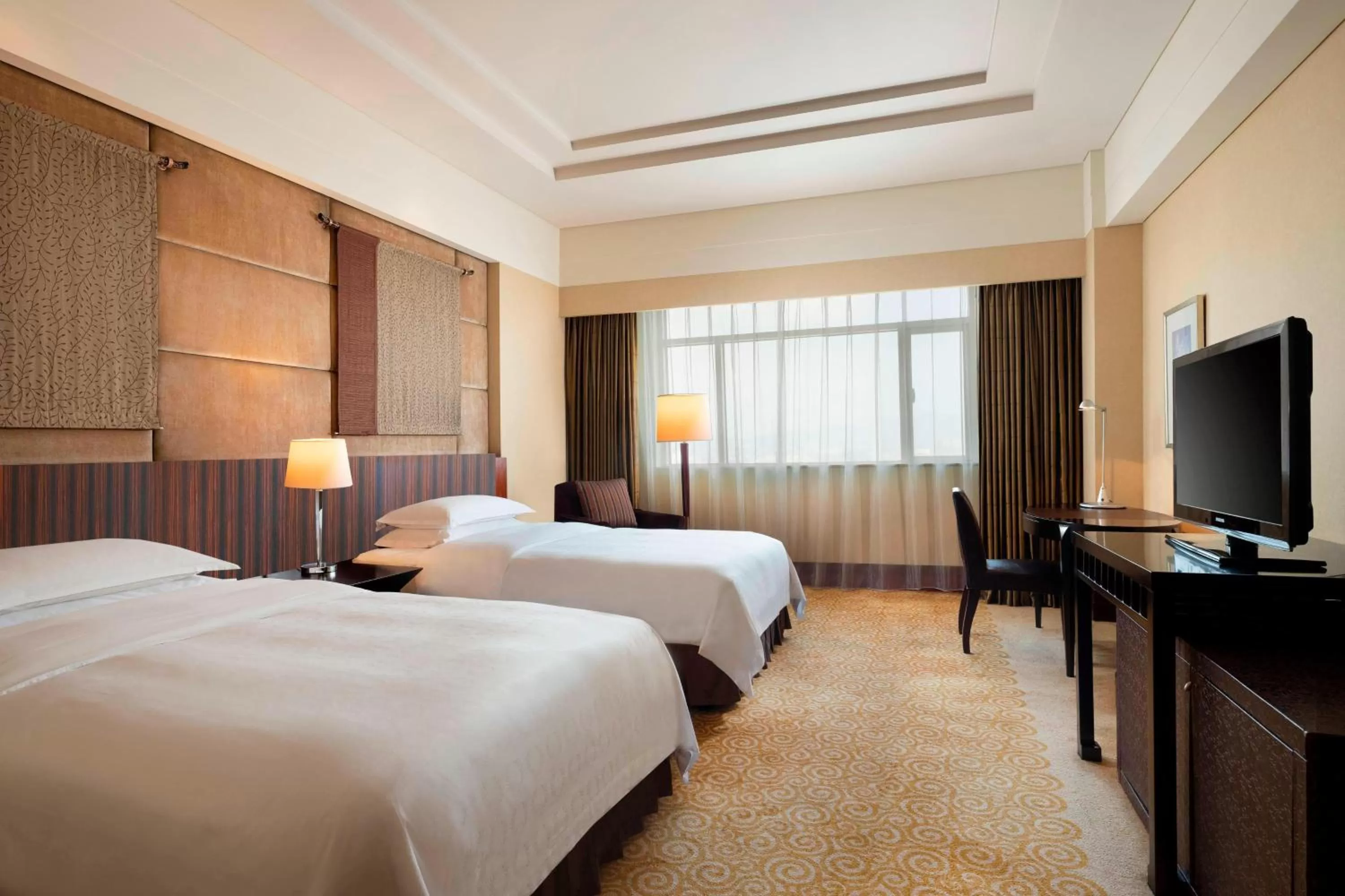 Photo of the whole room, Bed in Sheraton Dongguan Hotel
