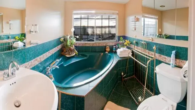 Bathroom in Ocean Breeze Executive Bed and Breakfast