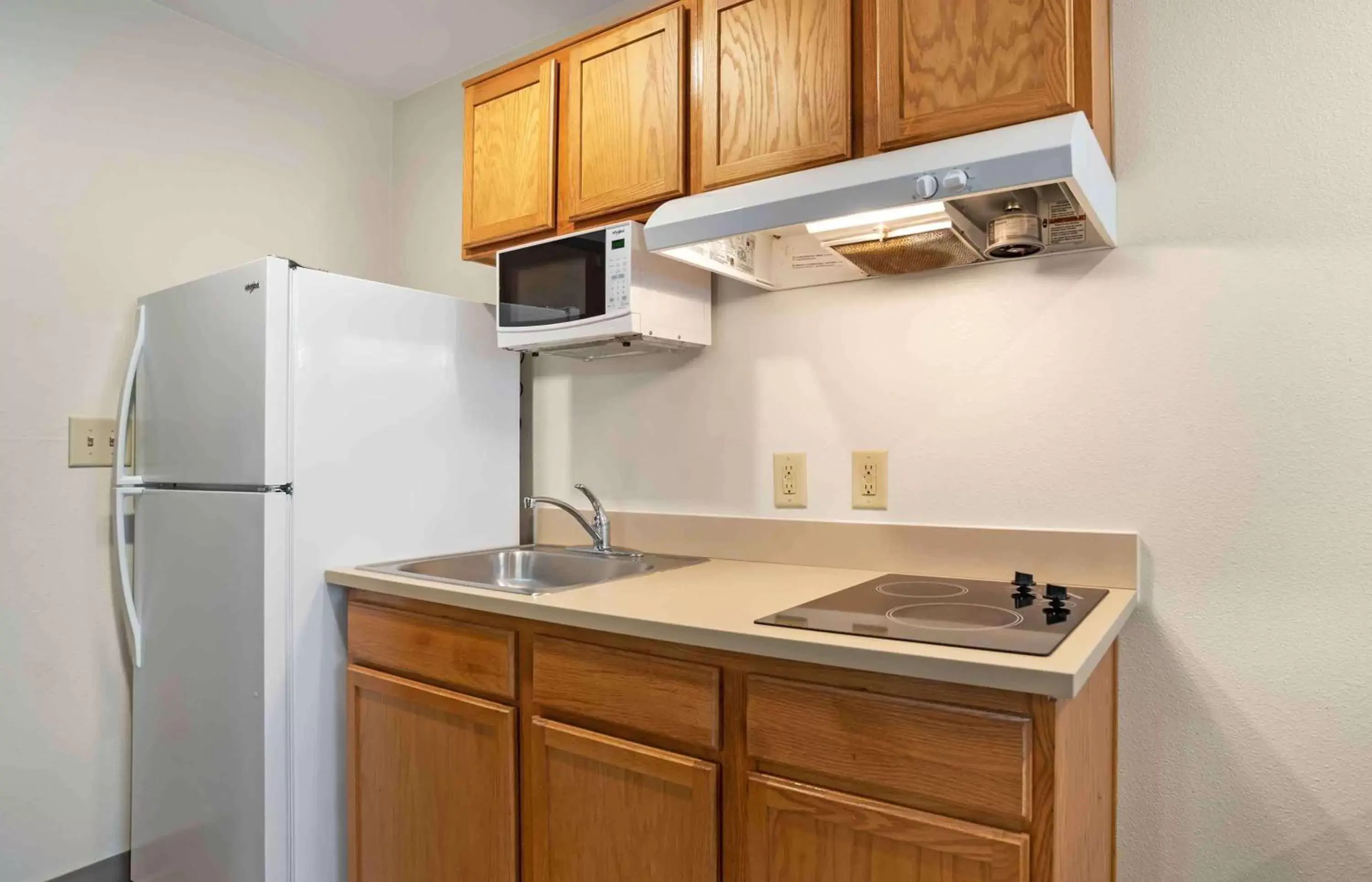 Bedroom, Kitchen/Kitchenette in Extended Stay America Select Suites - Fort Walton Beach