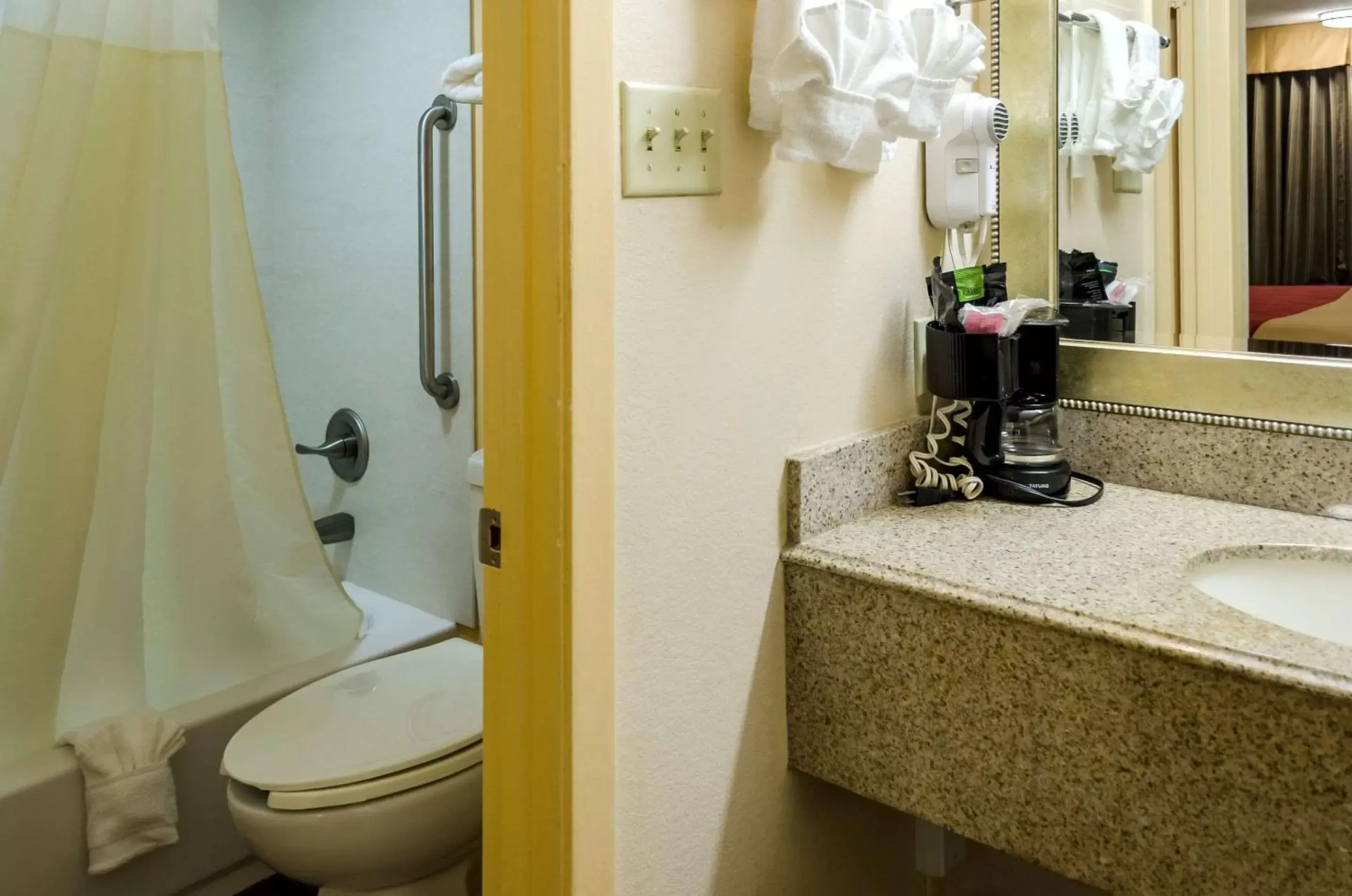 Photo of the whole room, Bathroom in Rodeway Inn Vicksburg