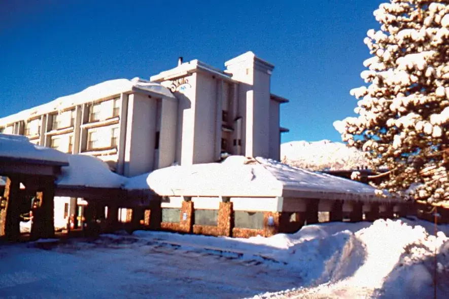 Facade/entrance, Winter in Shilo Inn Mammoth Lakes