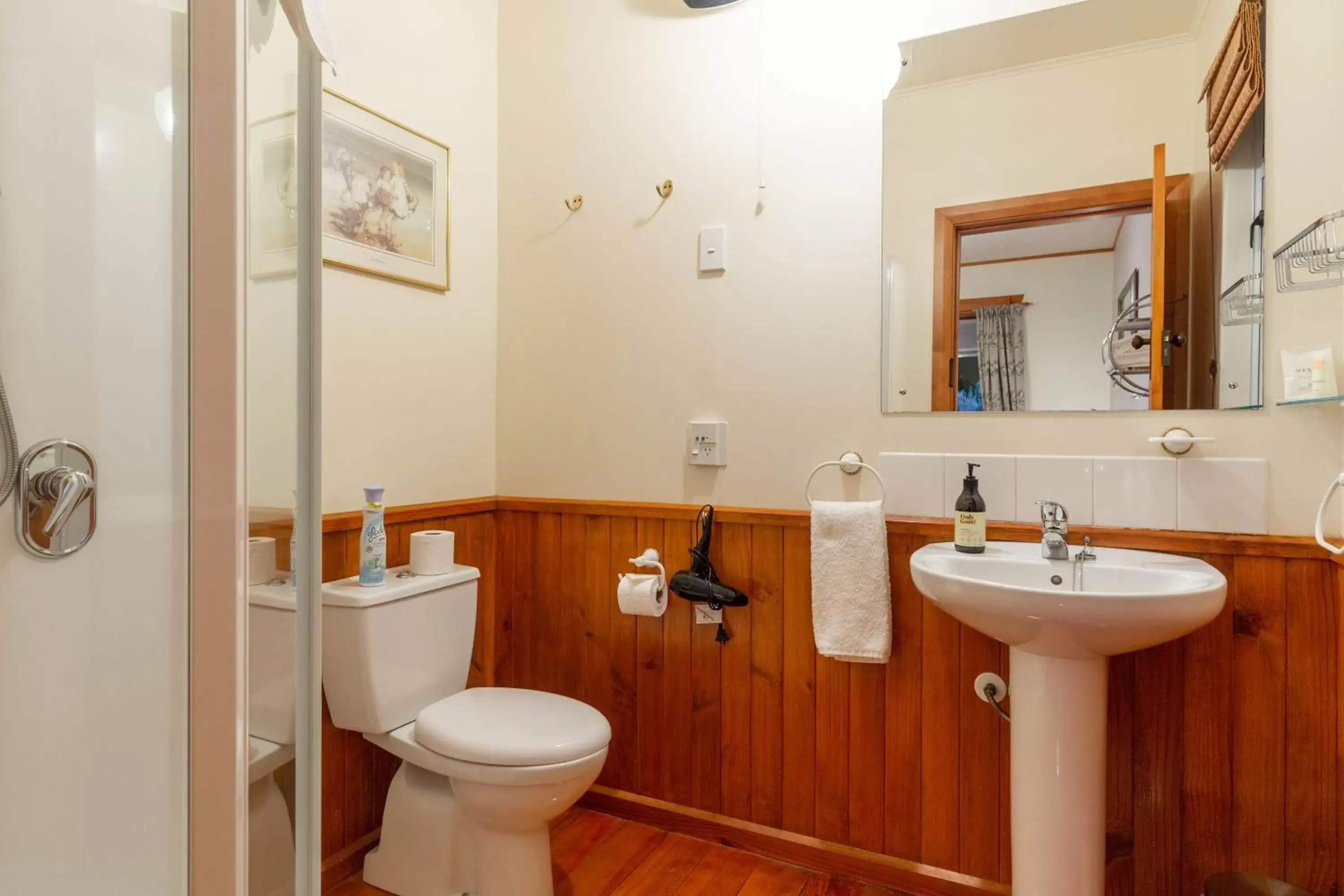 Queen Room in Olde Mill House B&B & Bike2Wine cycle hire Queen Room in Olde Mill House B&B & Bike2Wine cycle hire