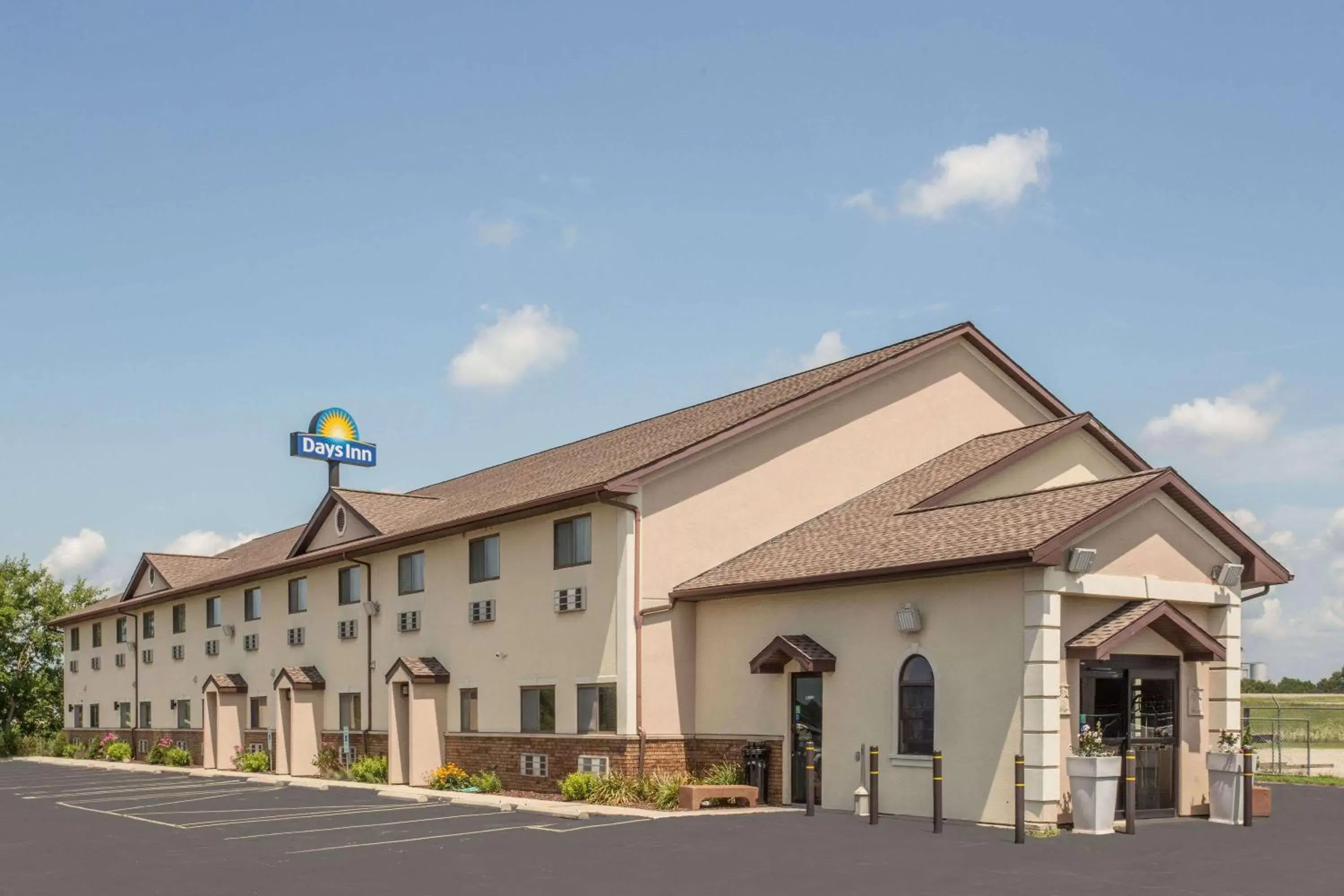 Property Building in Days Inn by Wyndham Le Roy/Bloomington Southeast