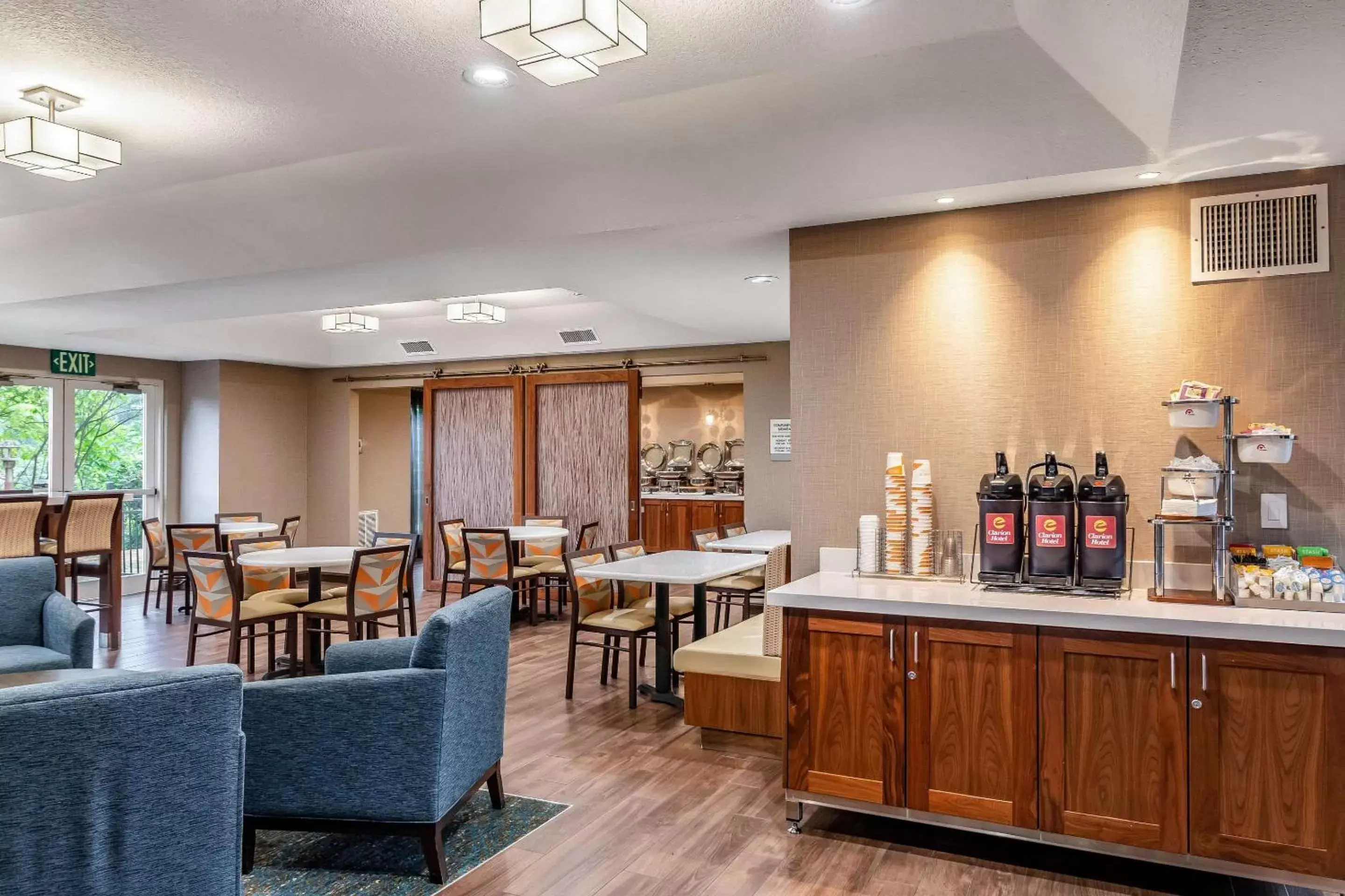 Restaurant/Places to Eat in Clarion Hotel Portland International Airport