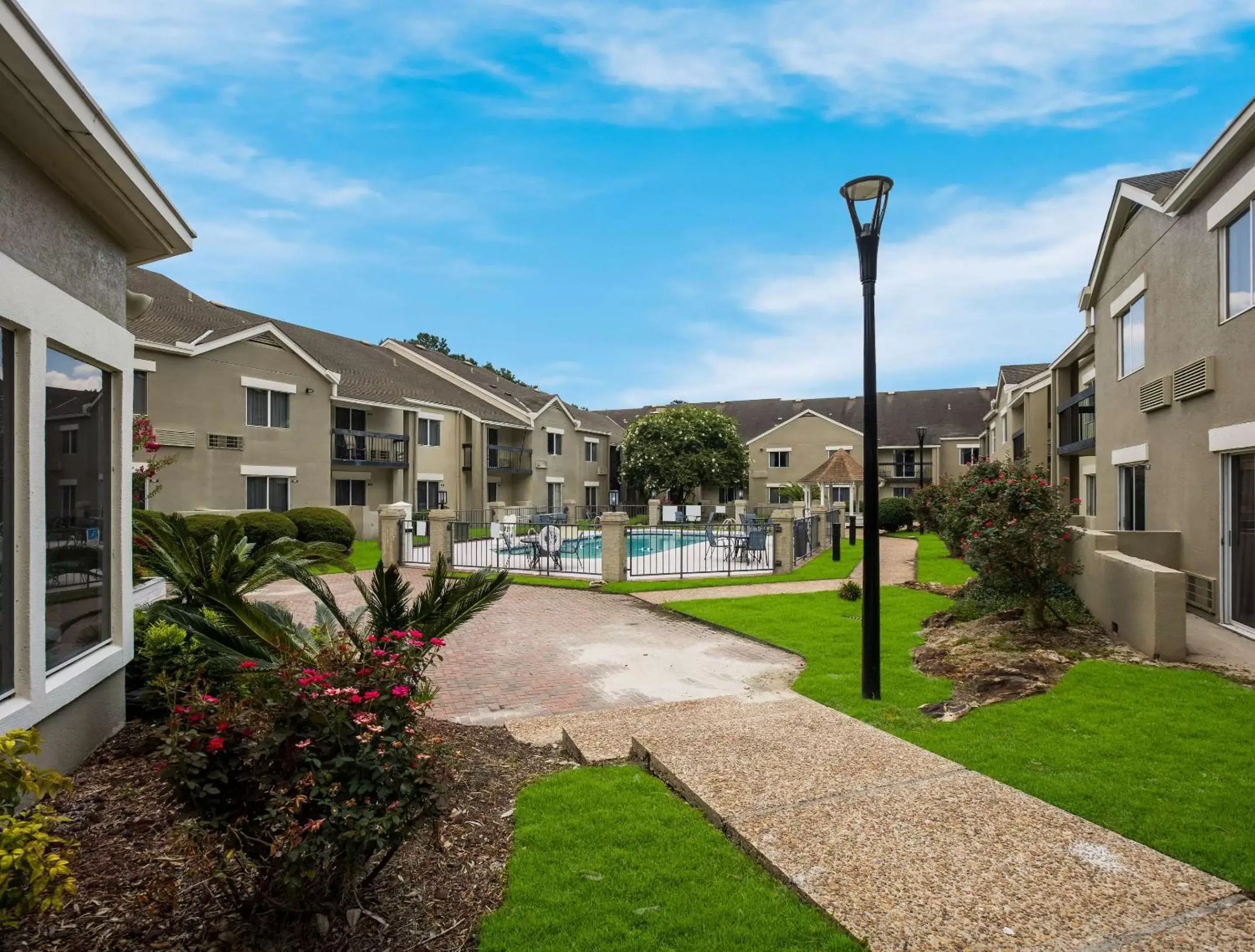 Swimming pool, Property Building in MainStay Suites Savannah Midtown