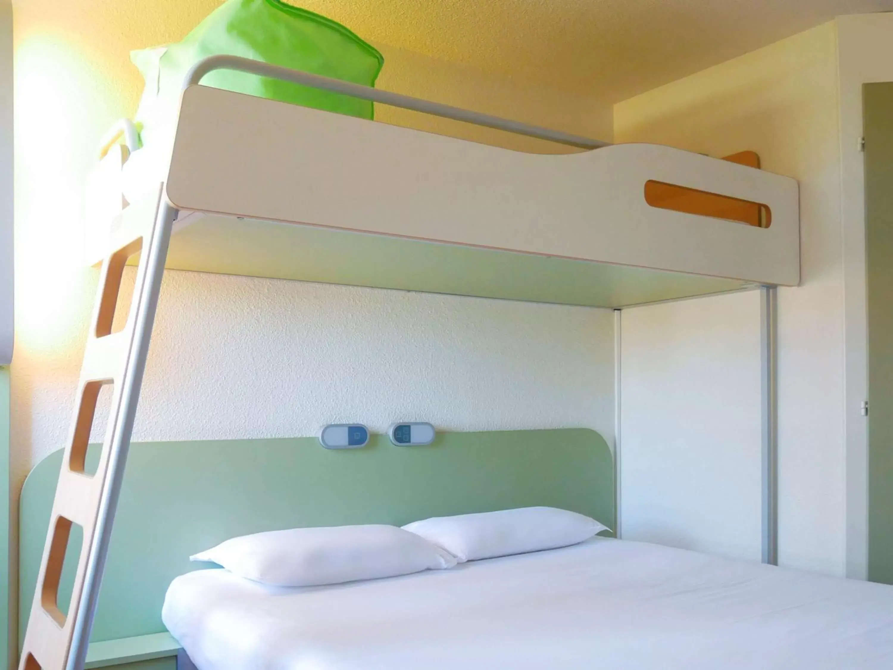 Photo of the whole room, Bunk Bed in ibis budget Narbonne Sud A9/A61