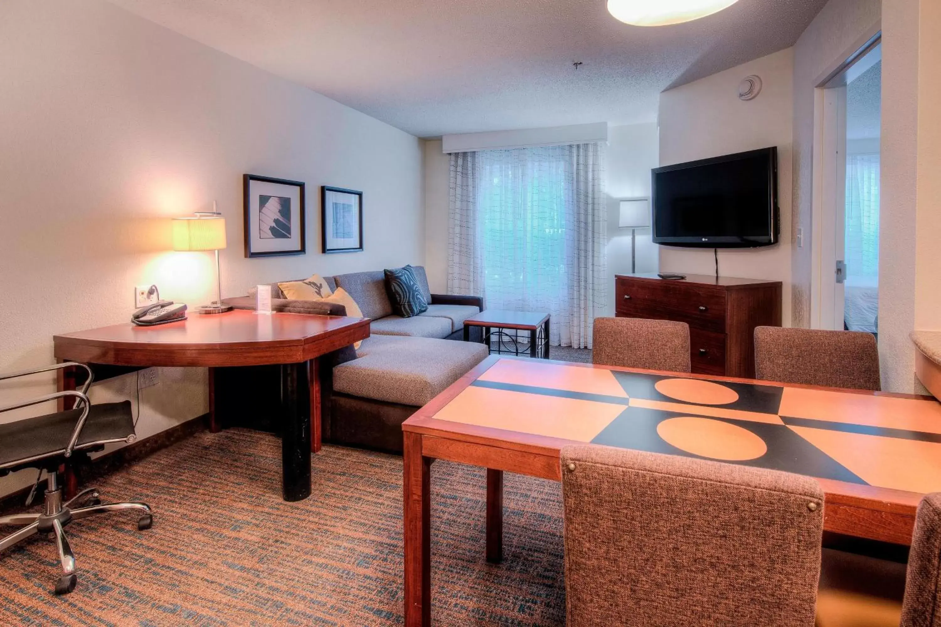 Living room, TV/Entertainment Center in Residence Inn by Marriott Chapel Hill