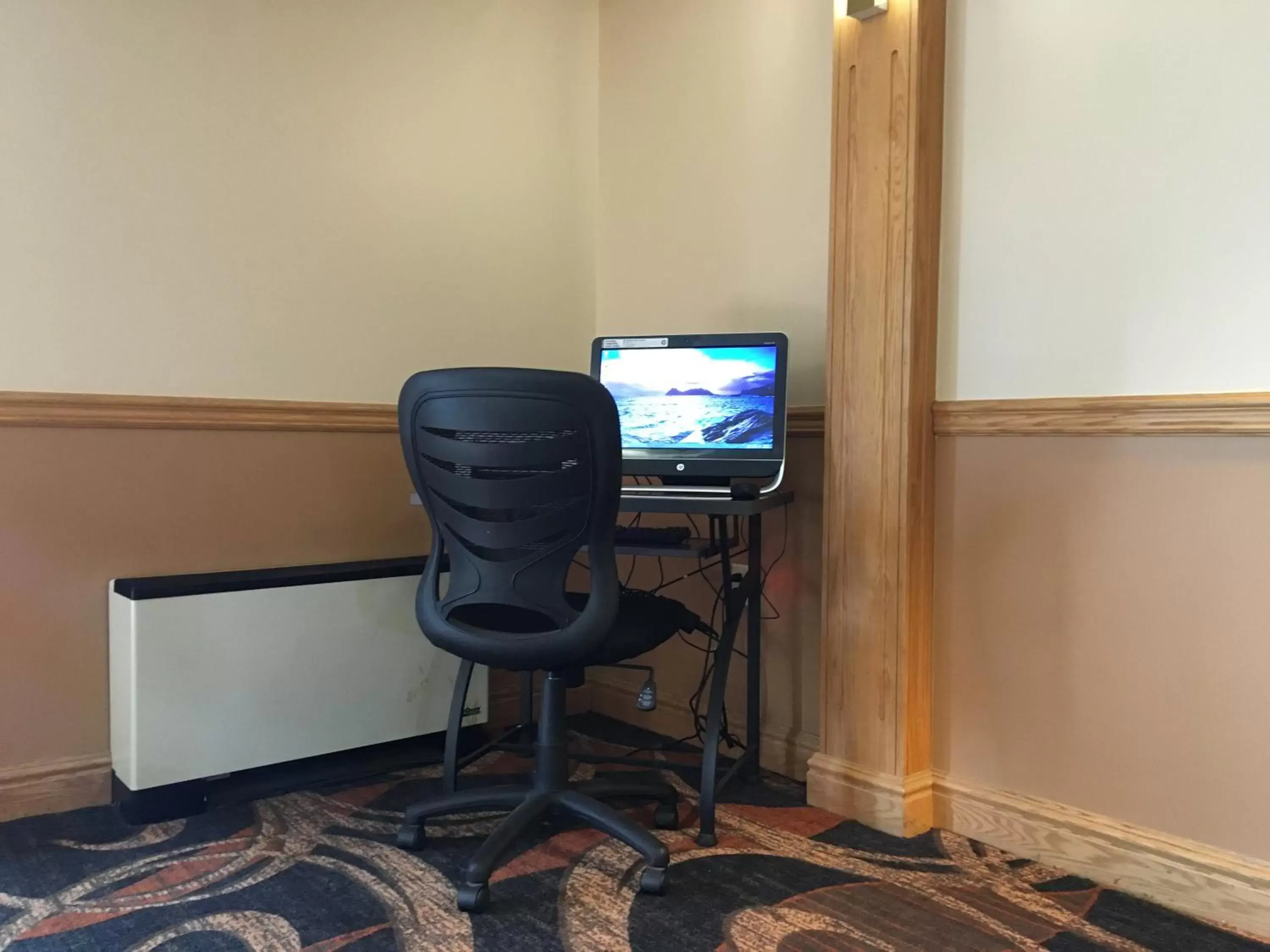 Business facilities, TV/Entertainment Center in Cabot Inn & Suites
