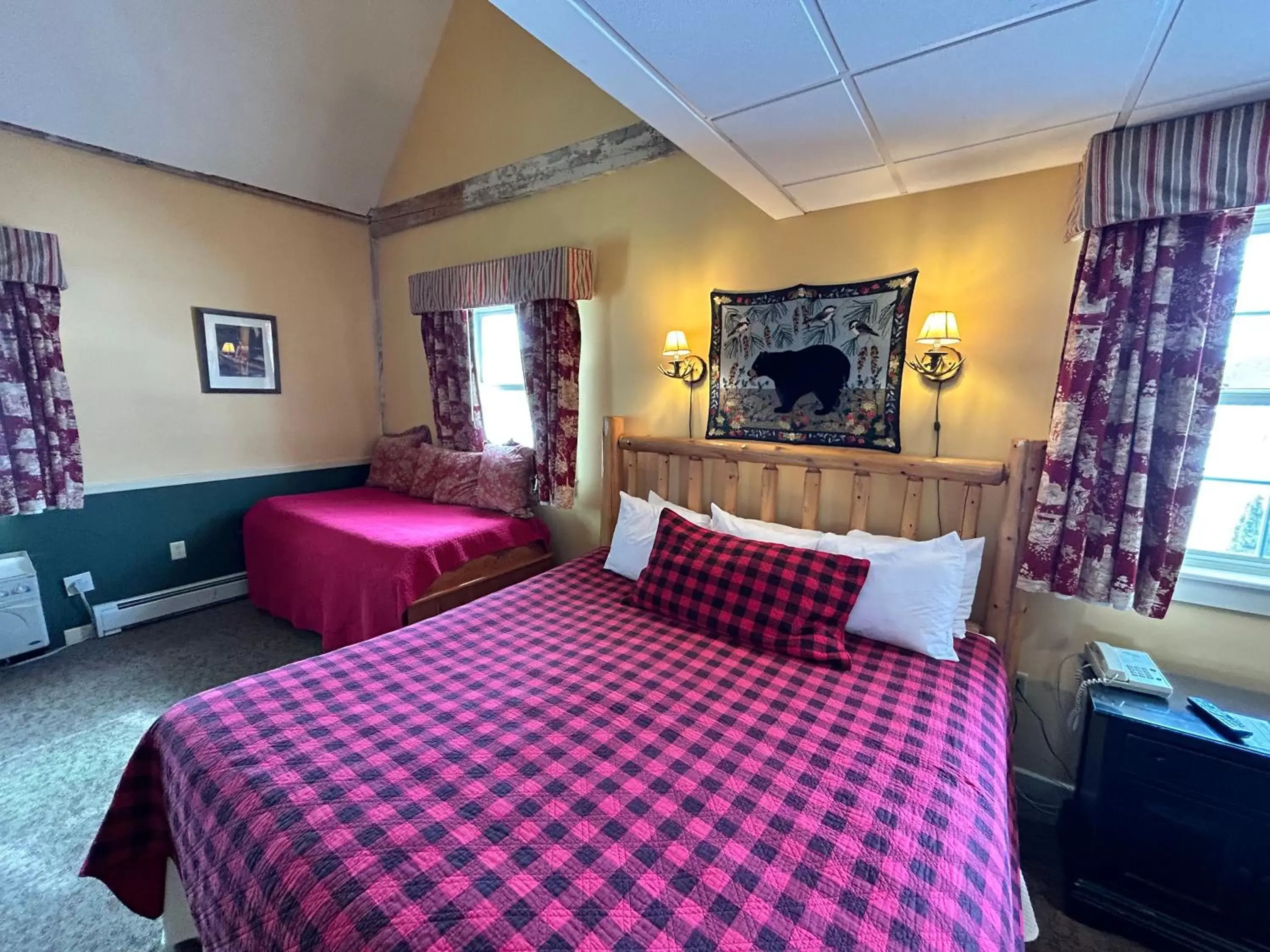 Bed in The Common Man Inn, Spa & Lodge