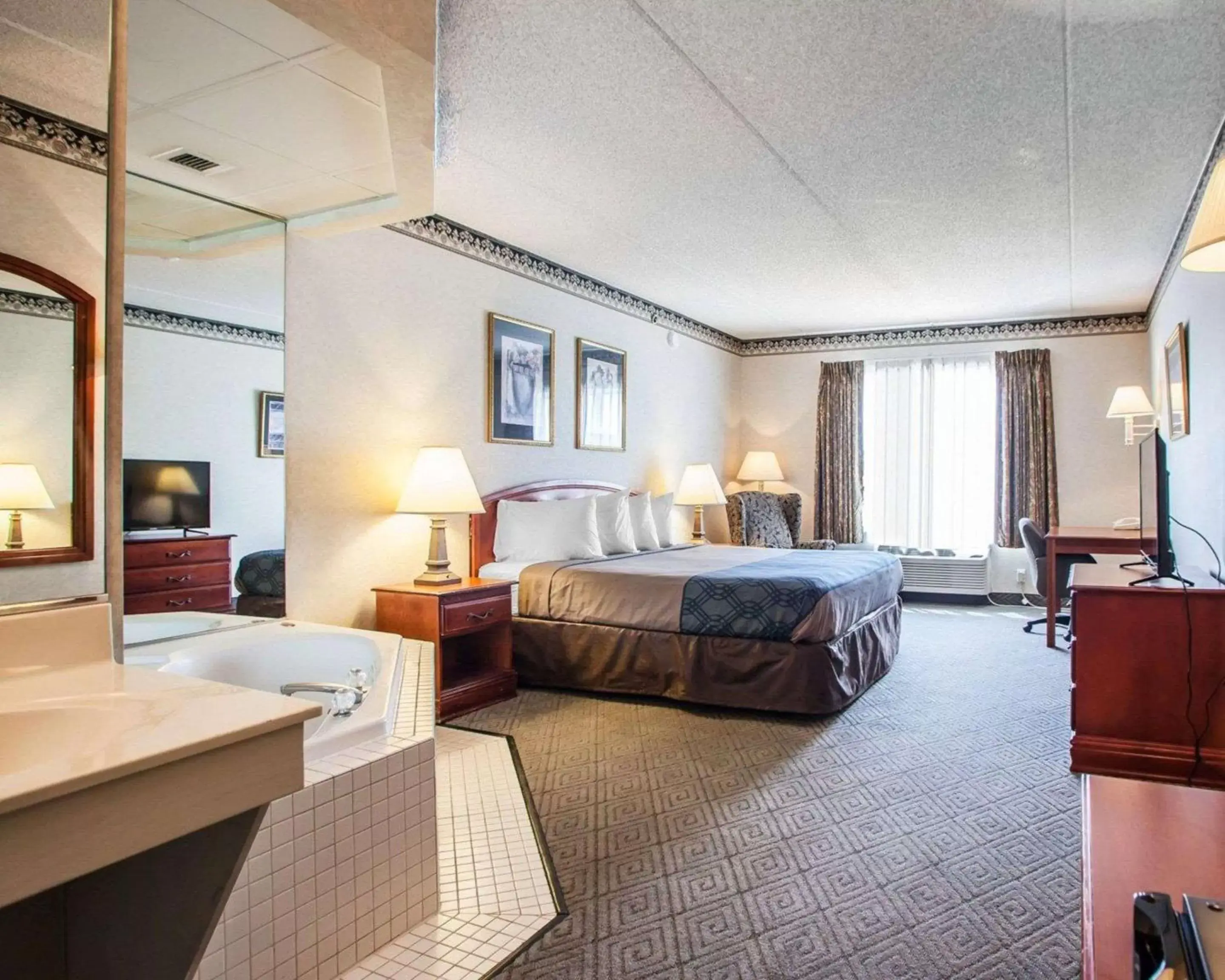 Photo of the whole room, Bed in Rodeway Inn & Suites Milwaukee Airport