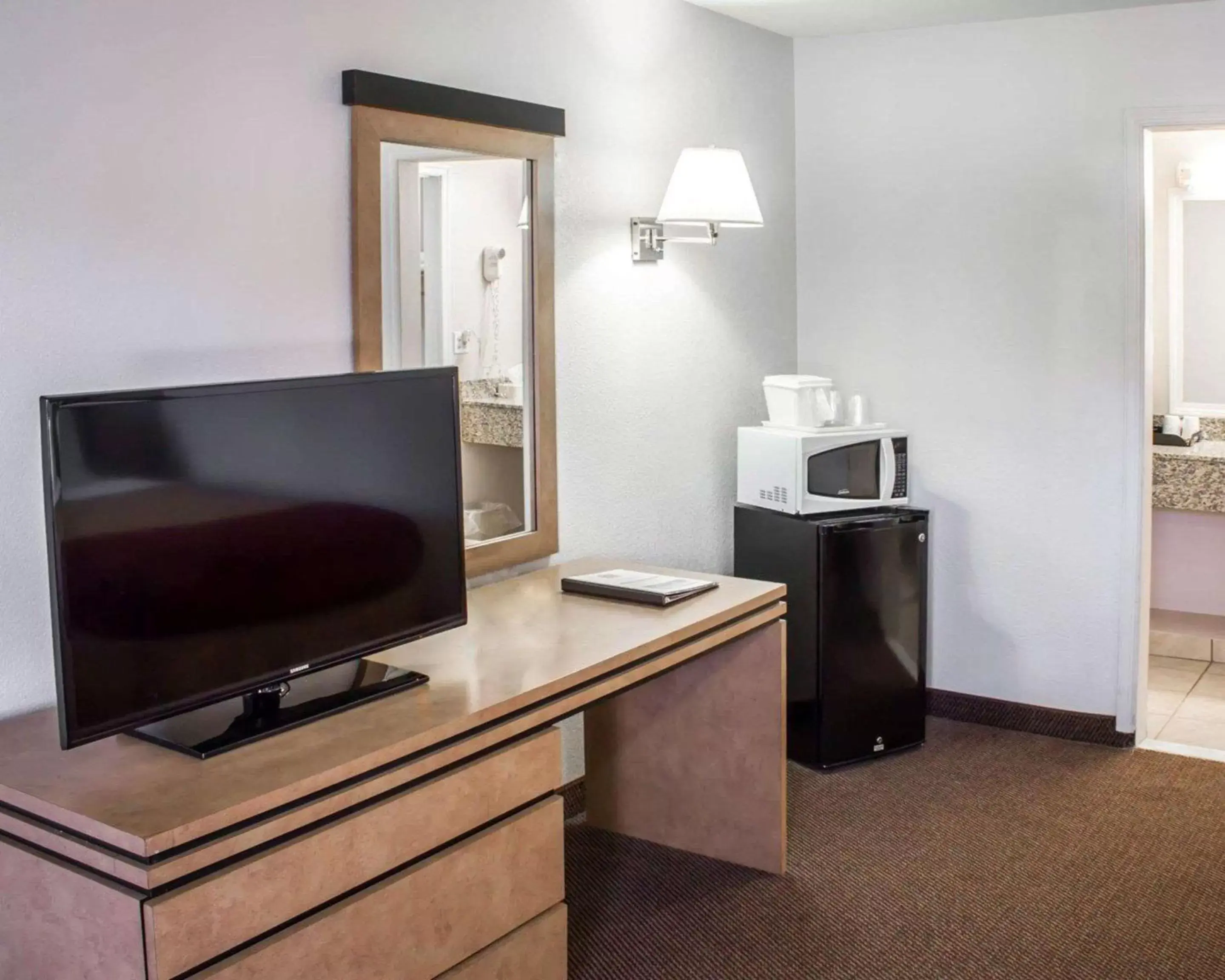 Photo of the whole room, TV/Entertainment Center in Econo Lodge Inn & Suites Colonie Center Mall