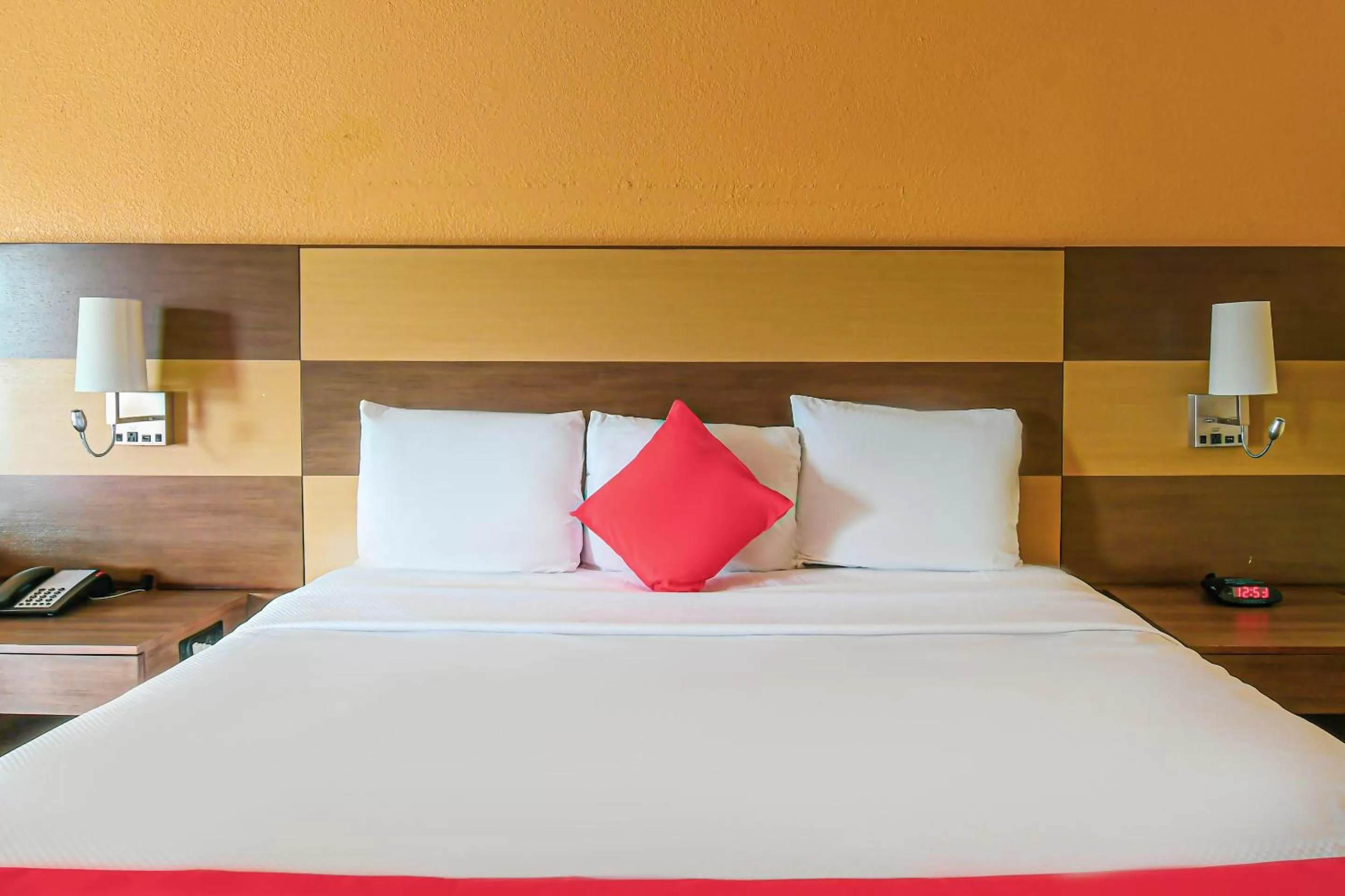 Bedroom, Bed in OYO Hotel Shenandoah Woodlands Mall