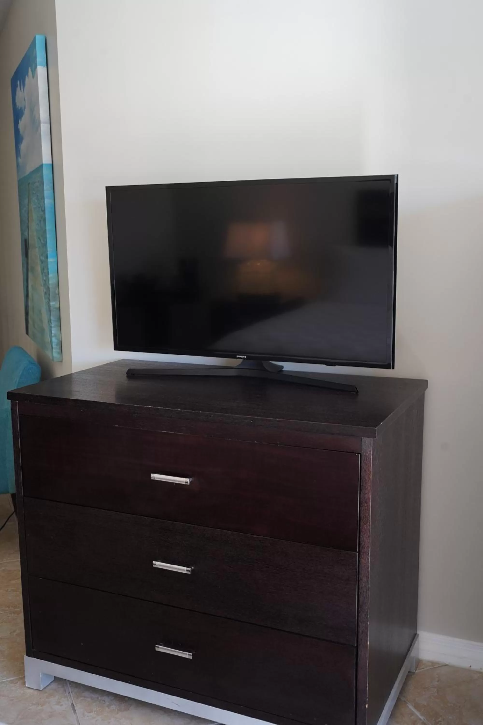 TV and multimedia in Holiday Inn Resort Grand Cayman by IHG