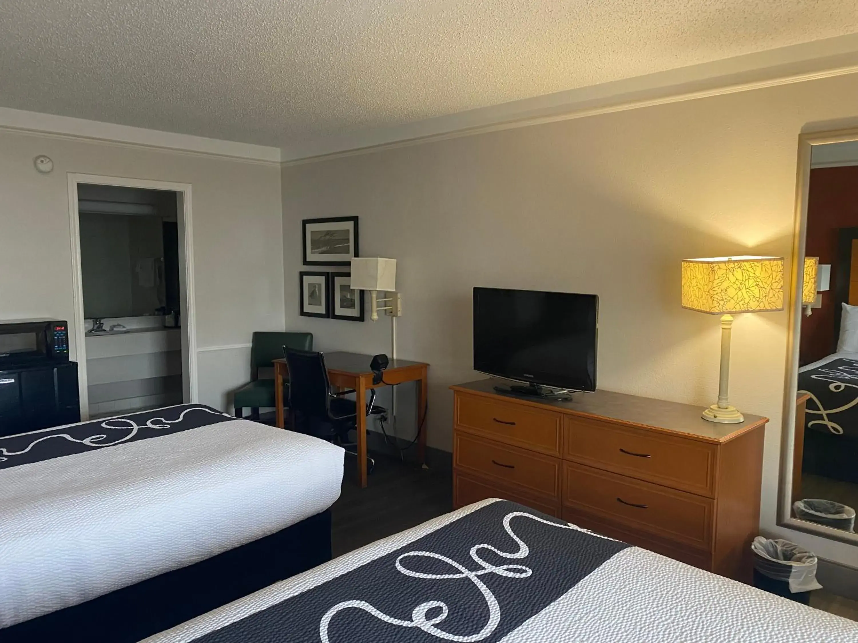 Bedroom, TV/Entertainment Center in La Quinta Inn by Wyndham Corpus Christi North