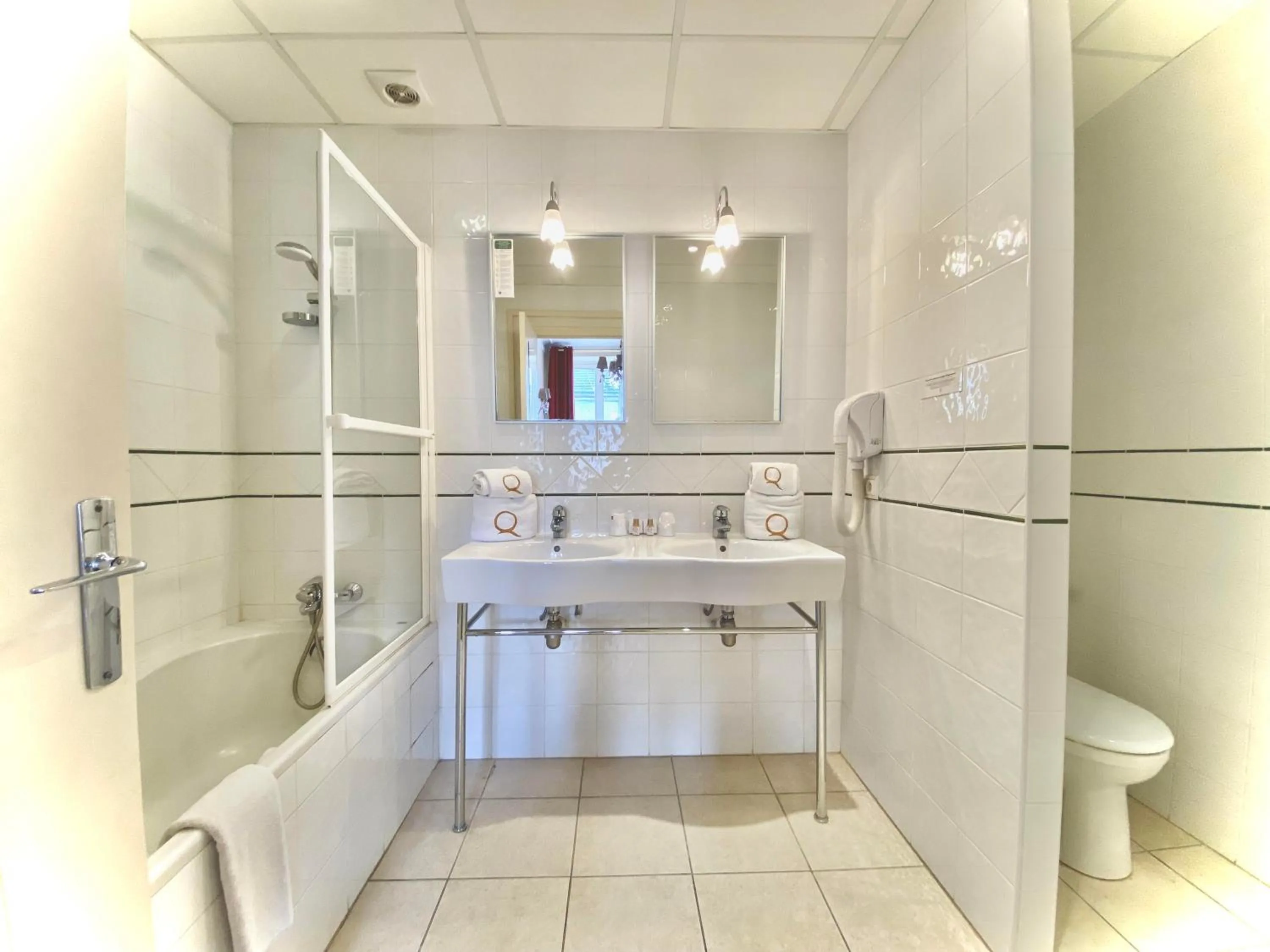 Bath in Hôtel Le Roncevaux