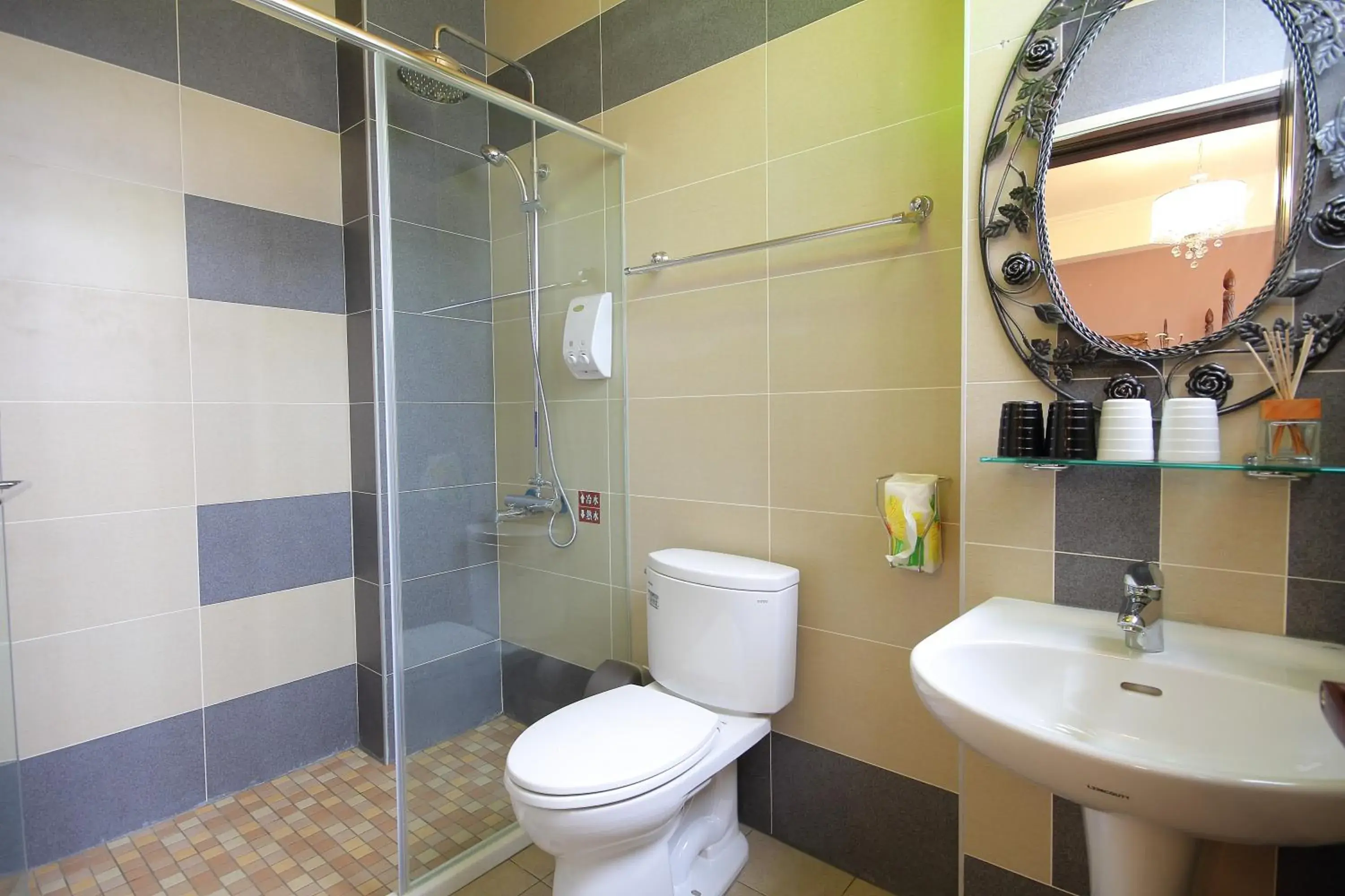 Shower, Bathroom in Hualien Paris Home B&B