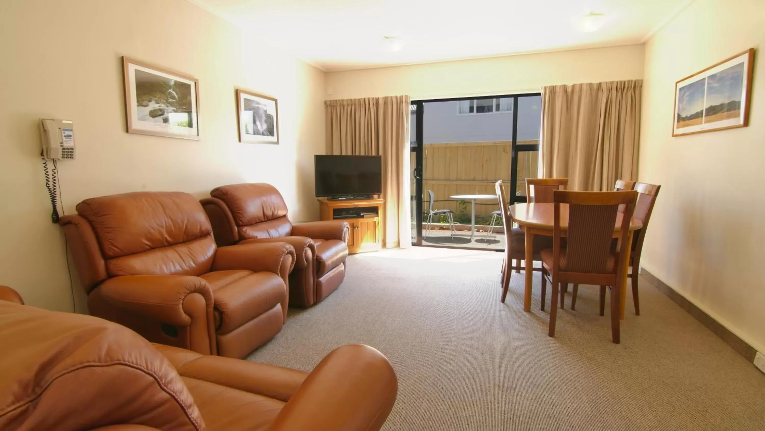 Photo of the whole room, Seating Area in Country Glen Lodge