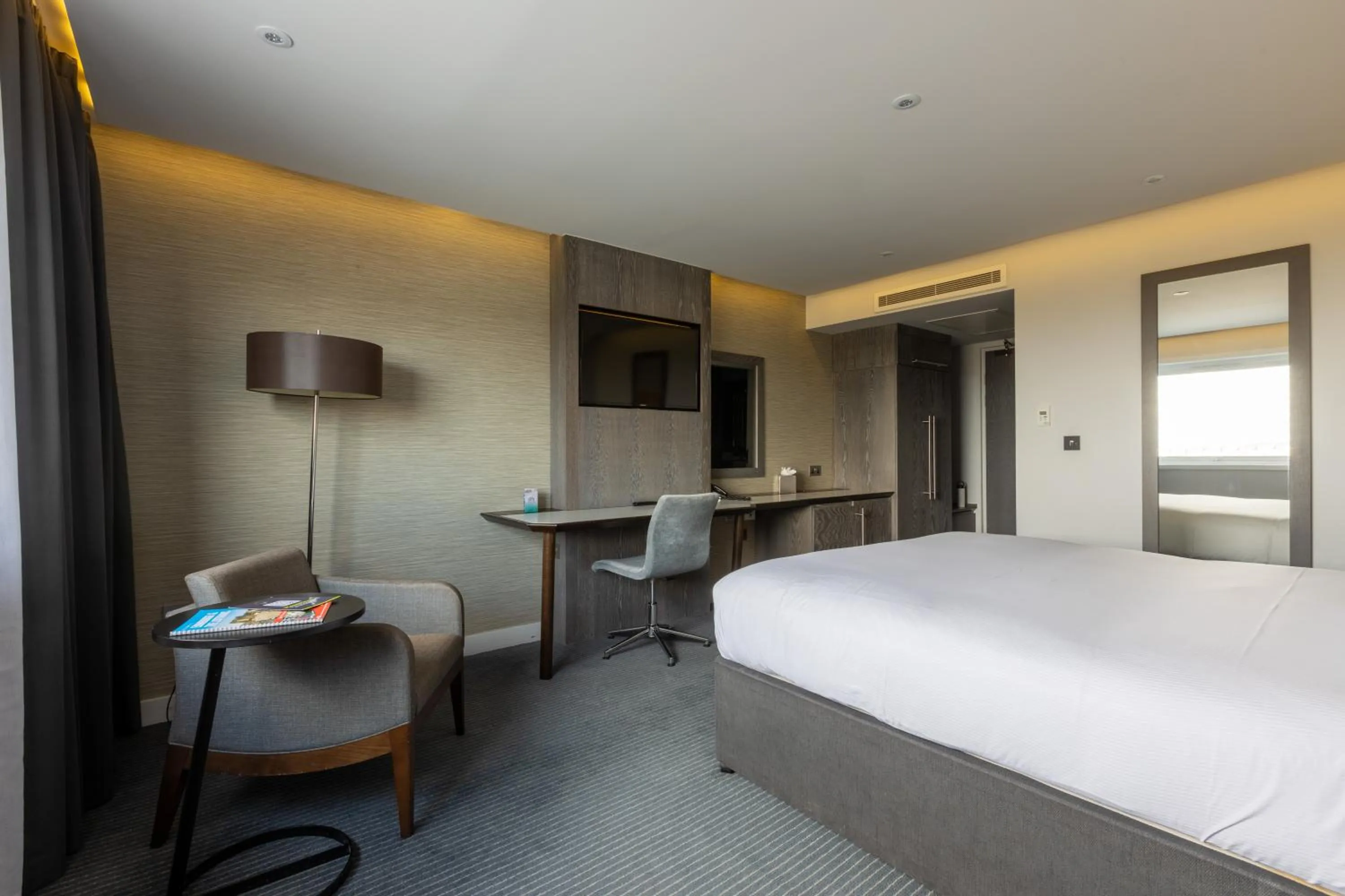 Bedroom, Bed in DoubleTree by Hilton Edinburgh - Queensferry Crossing