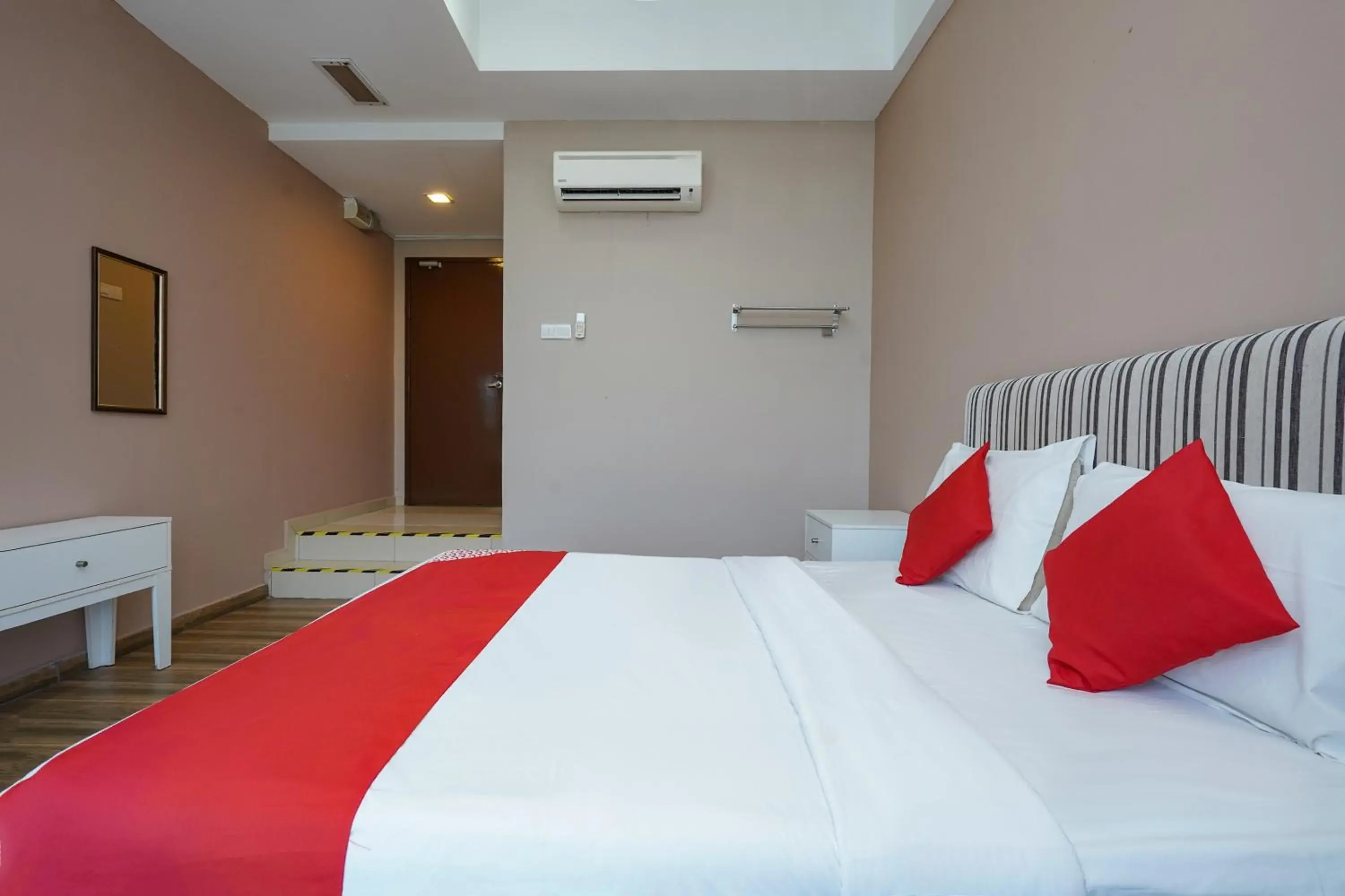 Bedroom, Bed in OYO 90100 Bangi Gateway Hotel