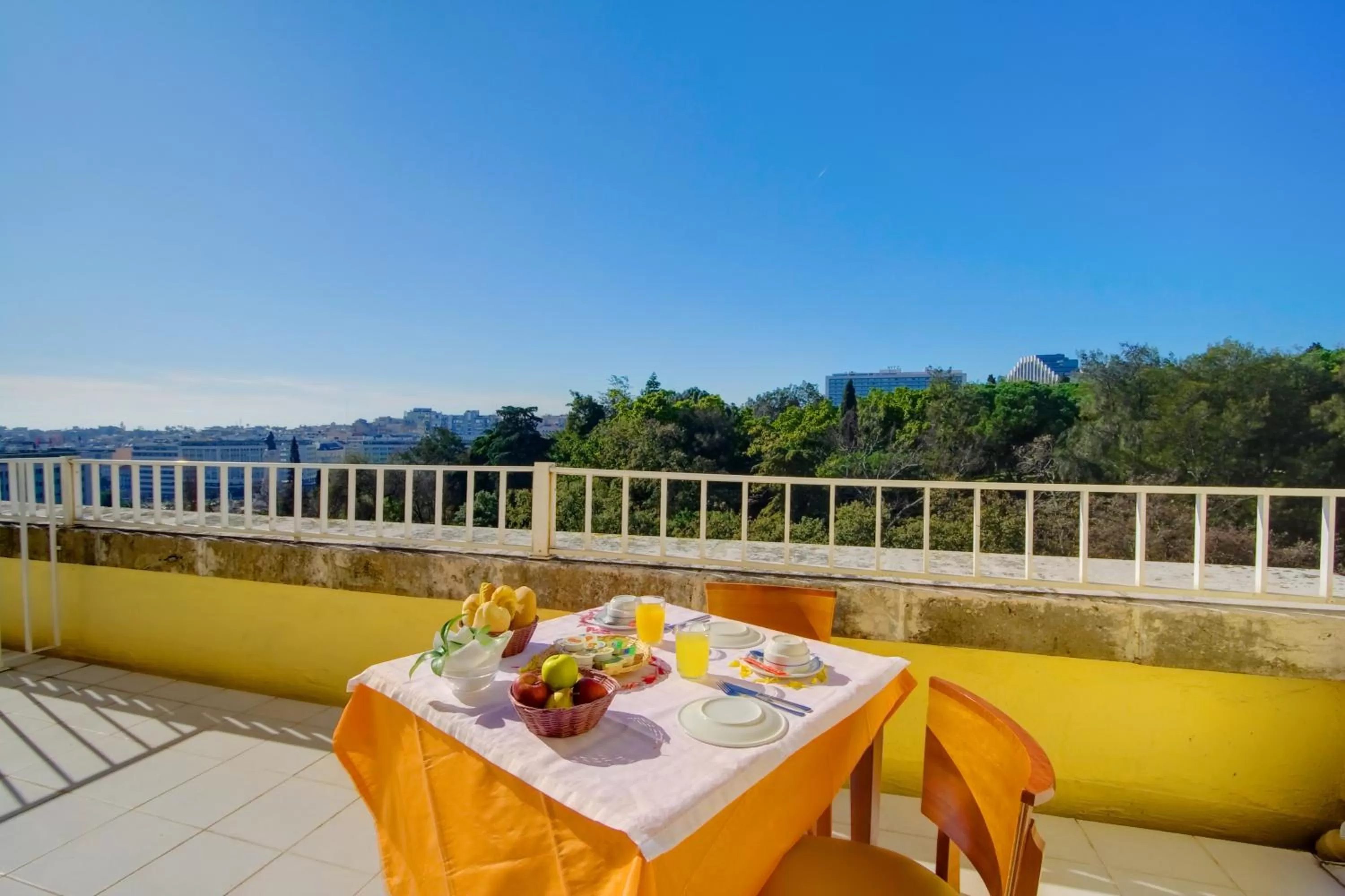 Restaurant/places to eat in Hotel Avenida Park