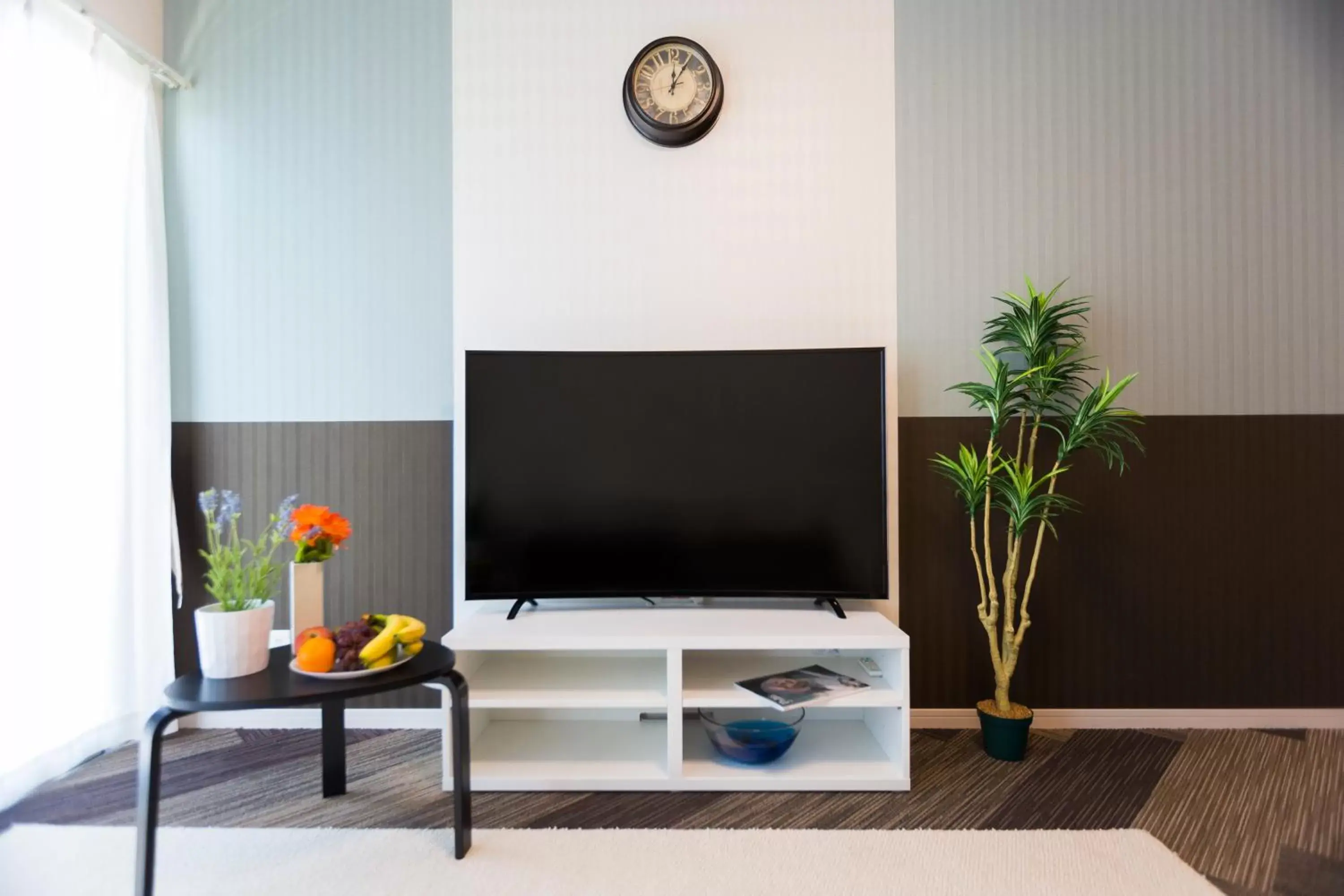 Living room, TV/Entertainment Center in The Metropolitan