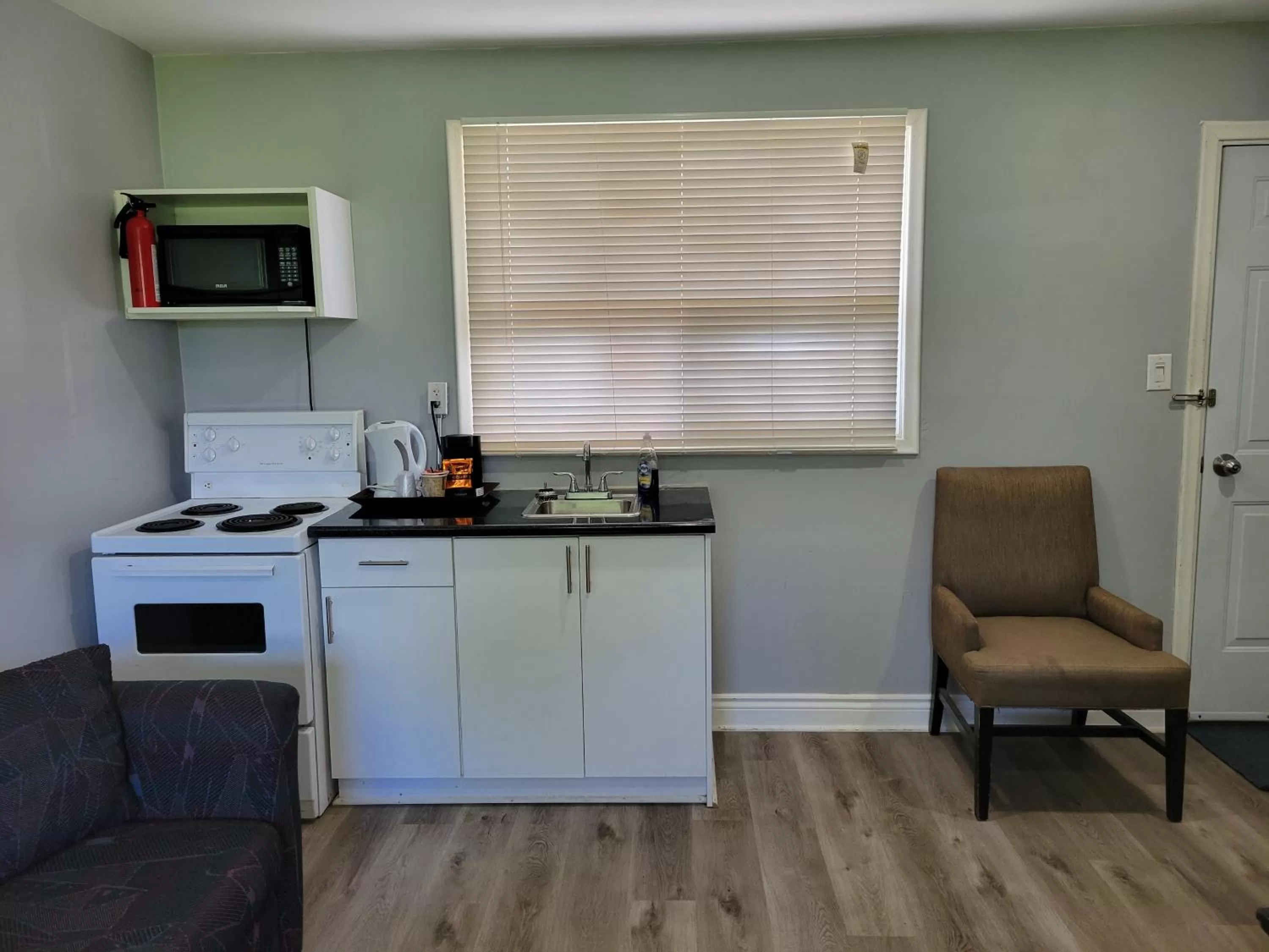 Kitchen or kitchenette in Knights Inn Cobourg