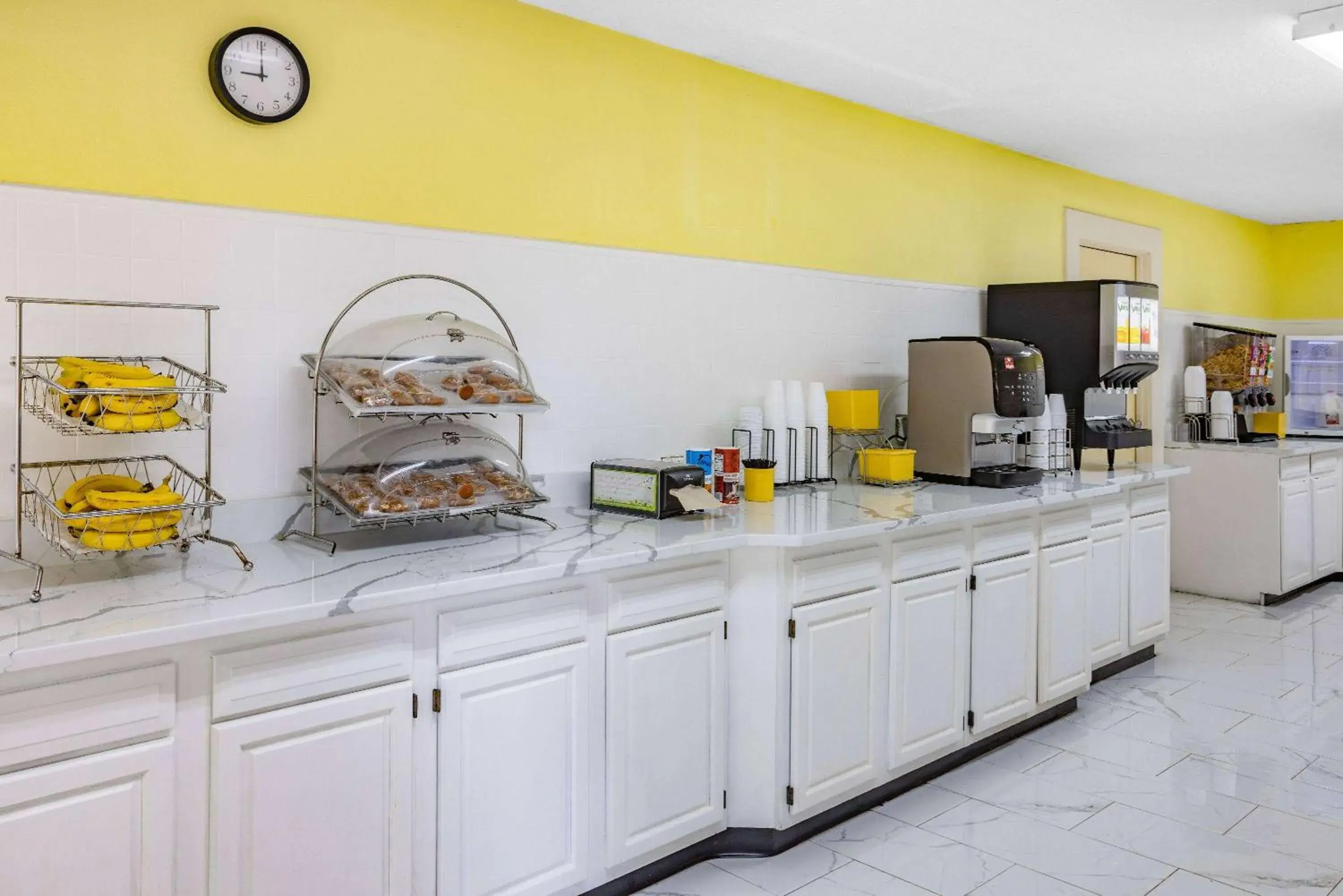 Breakfast, Kitchen/Kitchenette in Days Inn & Suites by Wyndham Colonial