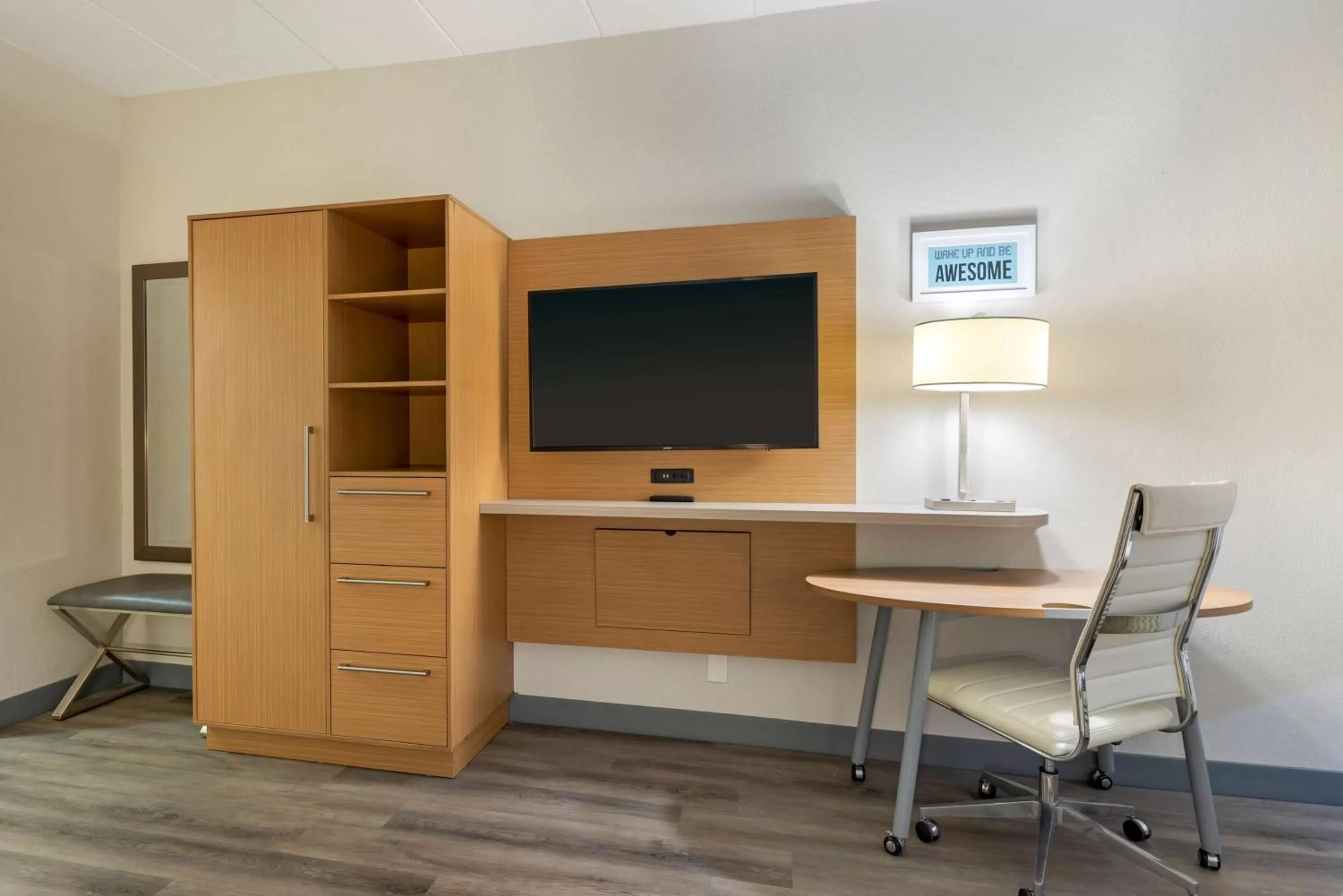 TV and multimedia in Best Western PLUS Executive Hotel Richmond