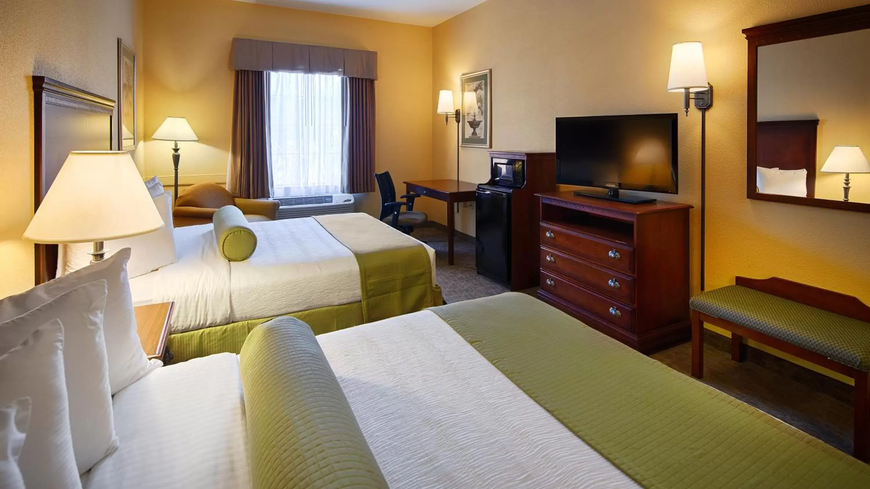 Bedroom, Bed in Best Western Plus Executive Hotel & Suites