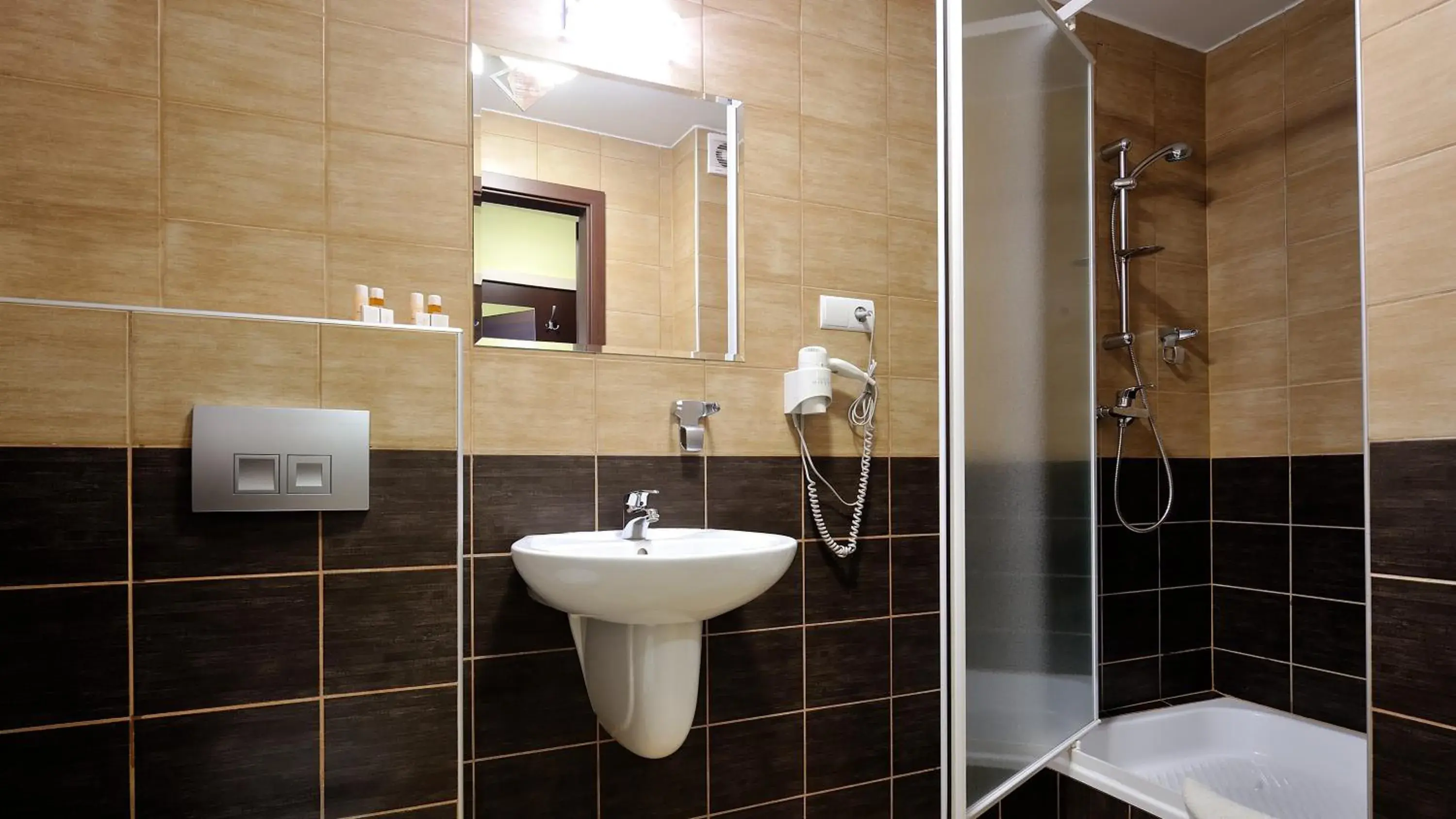 Shower, Bathroom in Hotel Diament Spodek