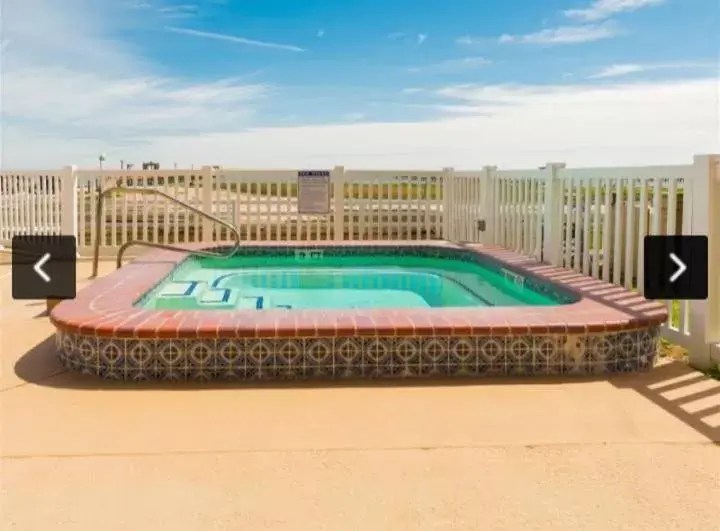 Hot Tub, Swimming Pool in Benjamin's Pier at Laguna Reef Resort