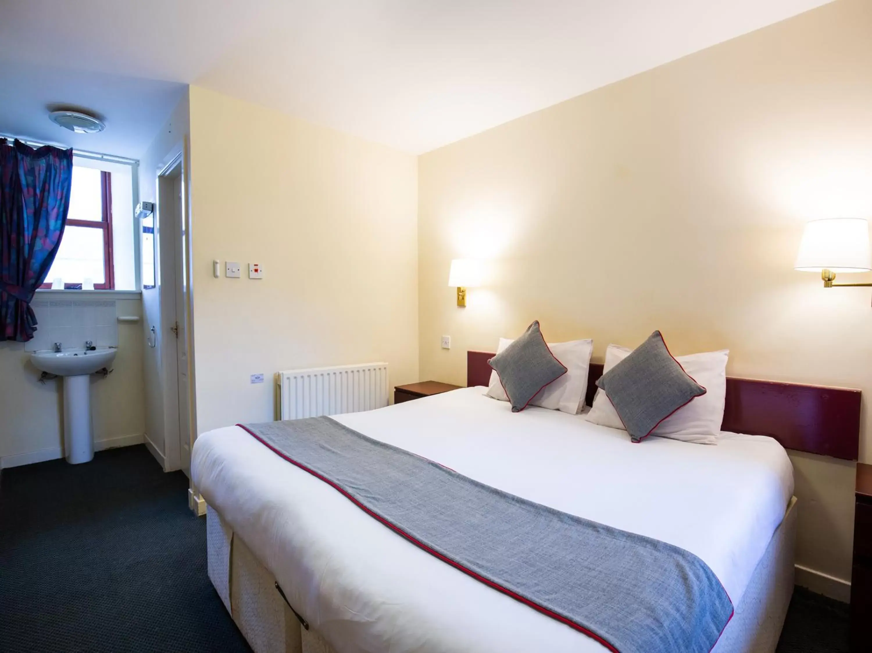 Bedroom, Bed in Longforgan Coaching Inn