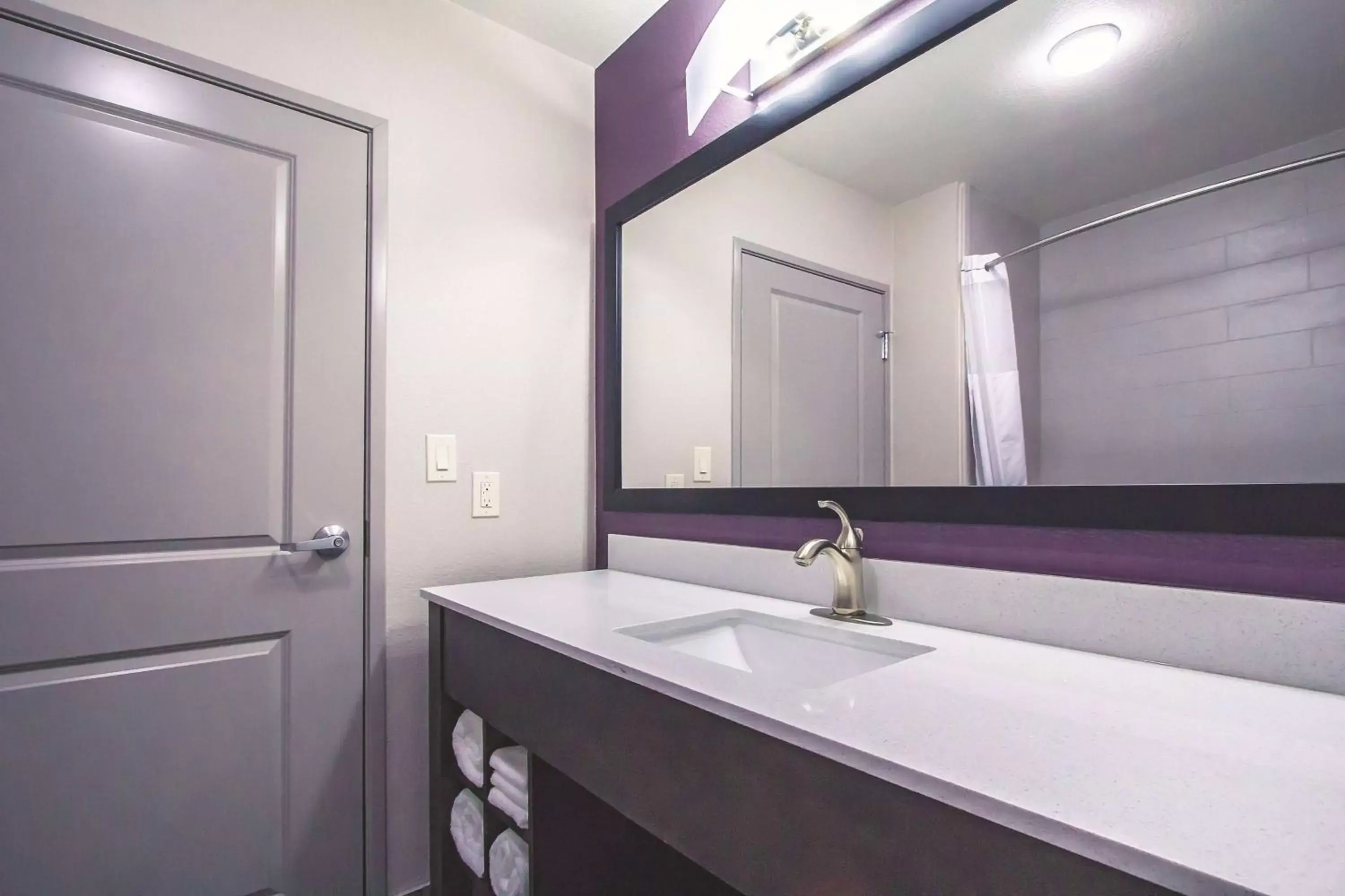 Photo of the whole room, Bathroom in La Quinta Inn & Suites by Wyndham Pampa