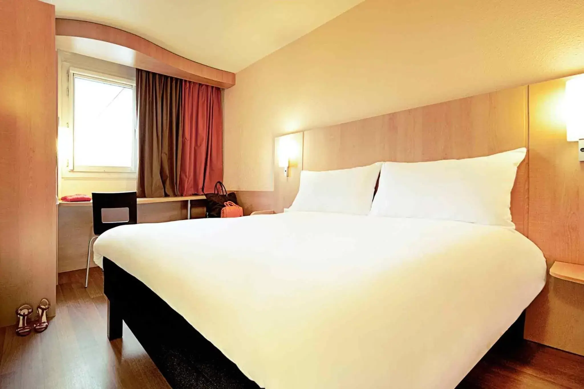 Bedroom, Bed in ibis Issoire Bedroom, Bed in ibis Issoire