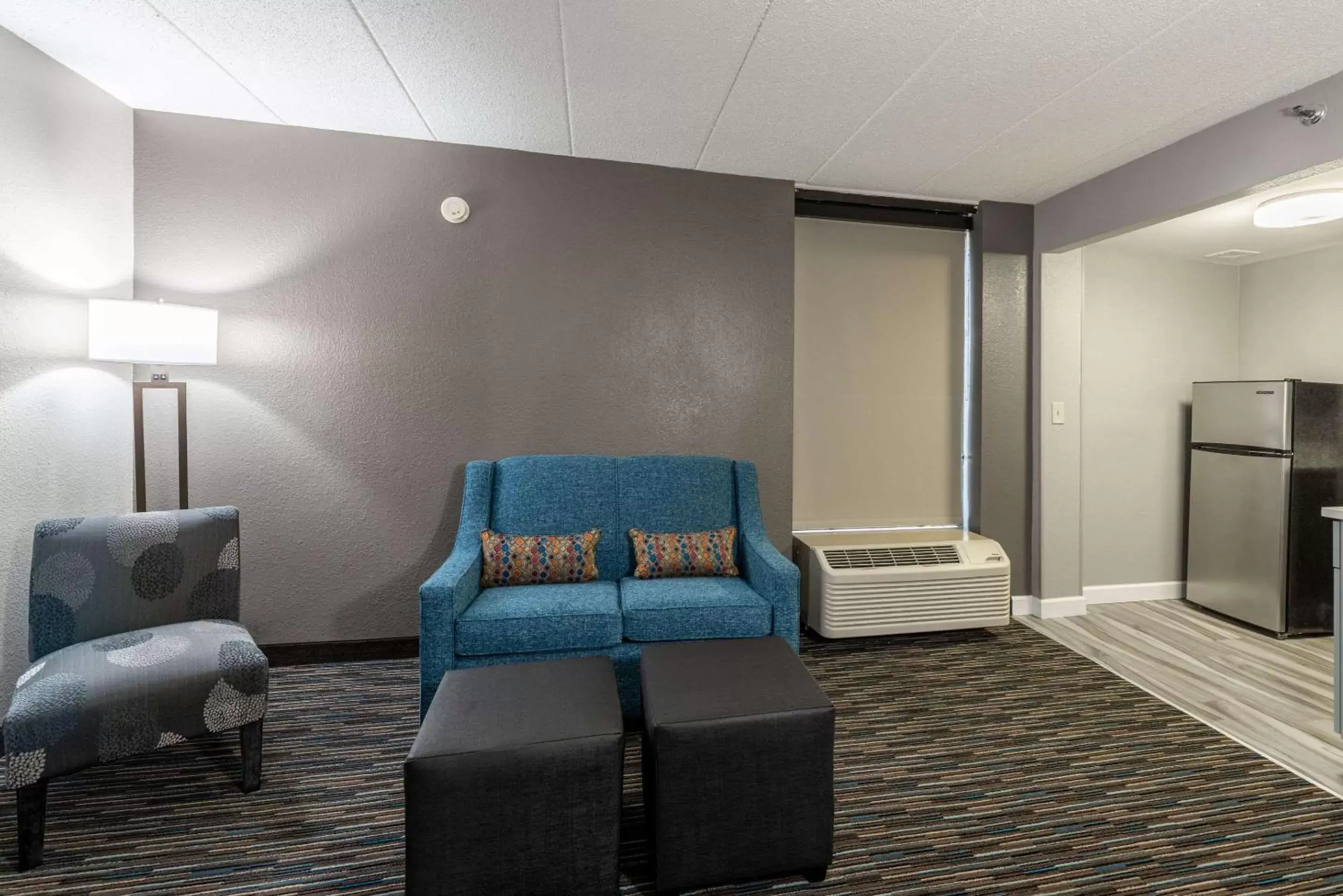 Bedroom, Seating Area in Comfort Inn Chicago Schaumburg - O'Hare Airport