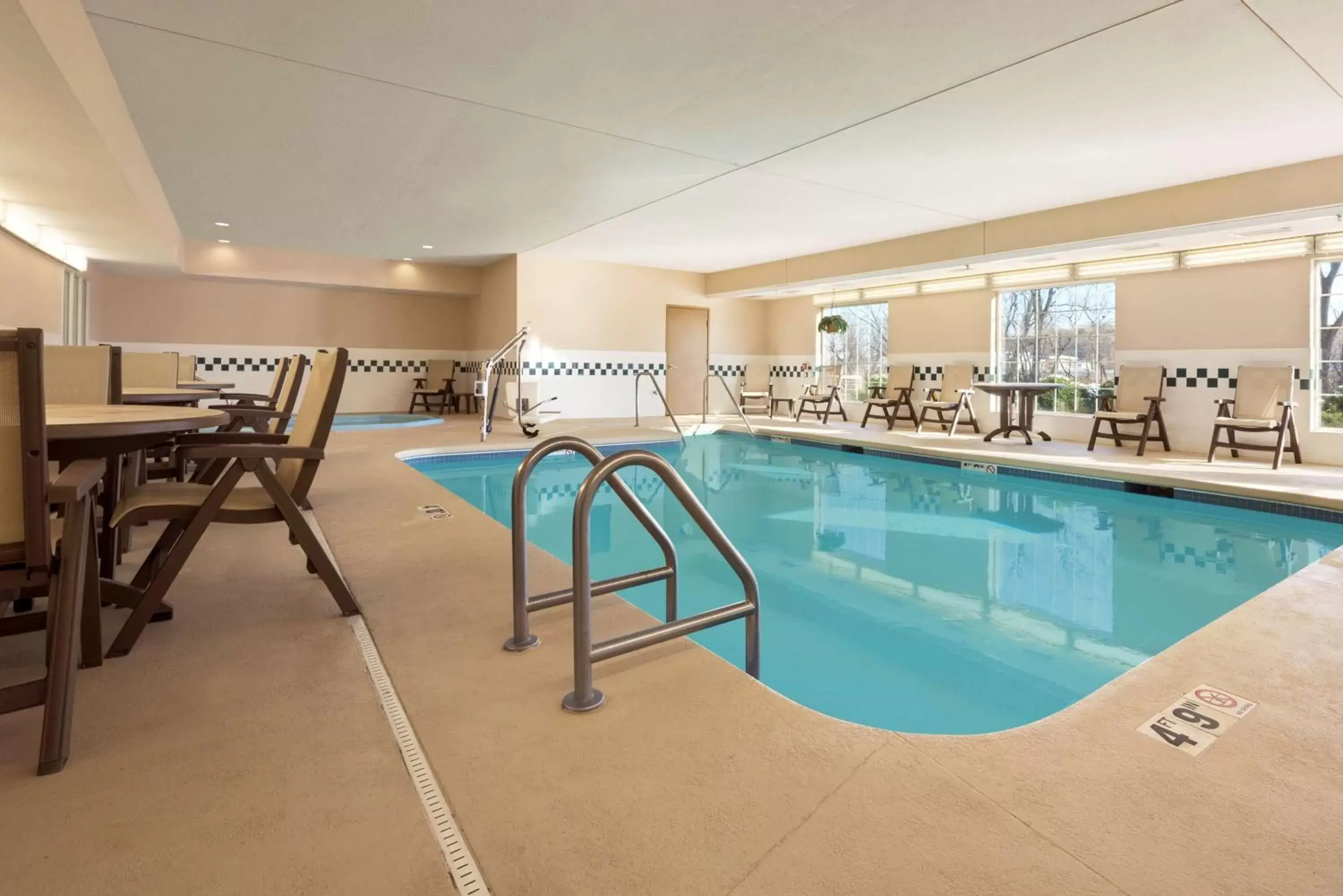 On site, Swimming Pool in Country Inn & Suites by Radisson, Clinton, IA