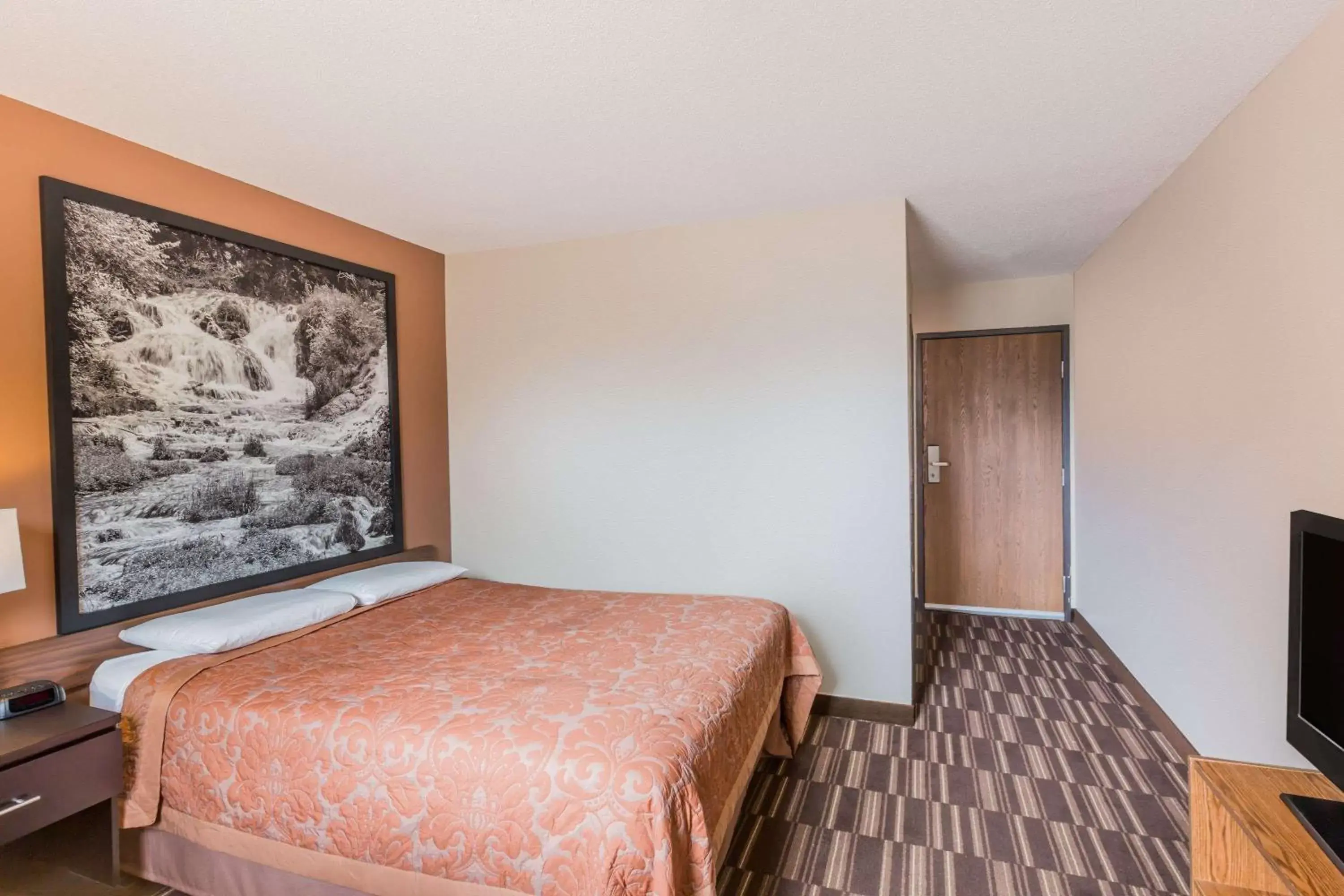 Photo of the whole room, Bed in Super 8 by Wyndham Madison