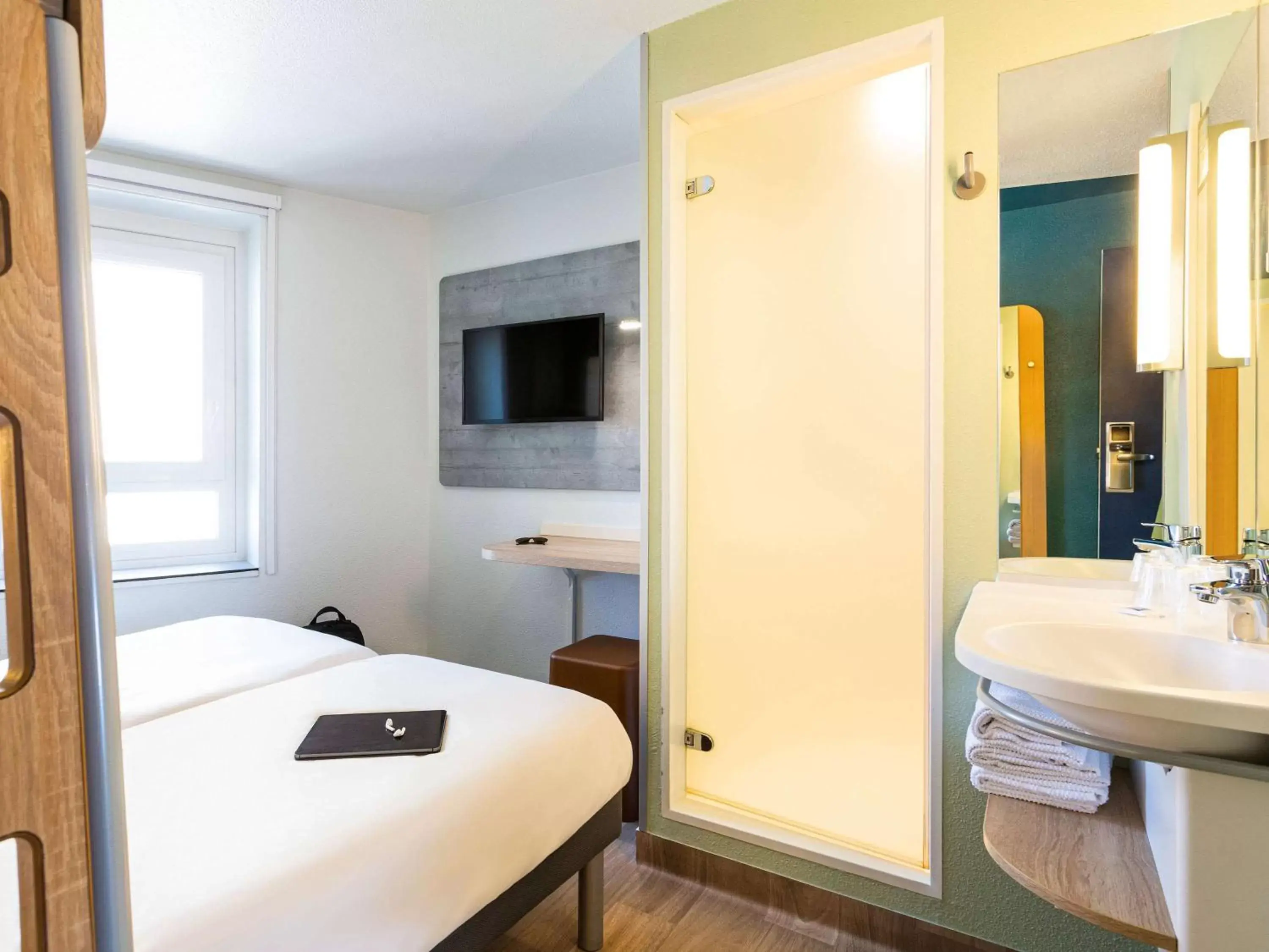 Photo of the whole room, Bathroom in ibis budget Bordeaux Centre - Gare Saint Jean